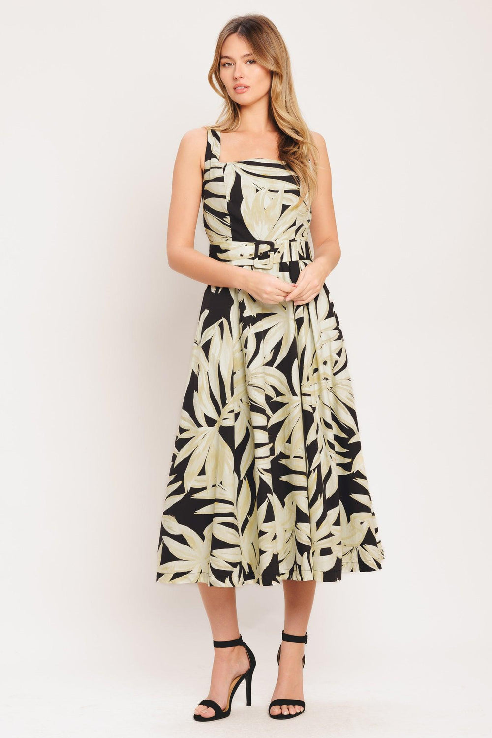 Details:

Self: 100% Cotton

Lining: 100% Polyester

Size & Fit

-Model is 5`8" And Wearing Size Small
-Measurements Taken From Size Small
-Approx. Length: 49"