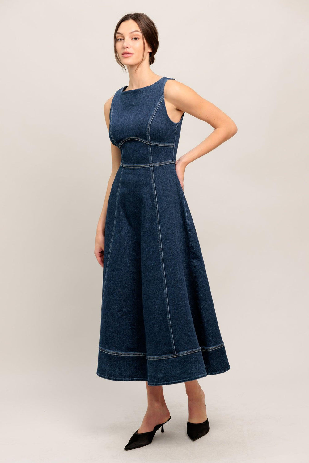 SIMPLE STATEMENT DENIM DENIM MIDI DRESS.