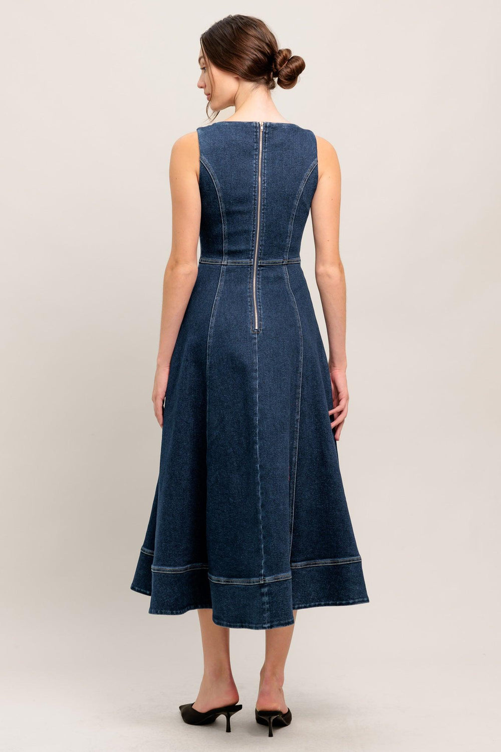 SIMPLE STATEMENT DENIM DENIM MIDI DRESS.