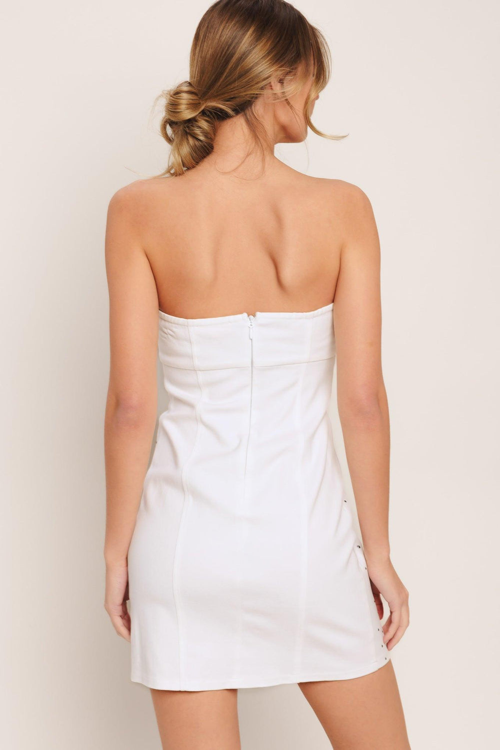 Details:

Self: 97% Cotton 3% Spandex

Size & Fit

-Model is 5`8" And Wearing Size Small
-Measurements Taken From Size Small
-Approx. Length: 26"