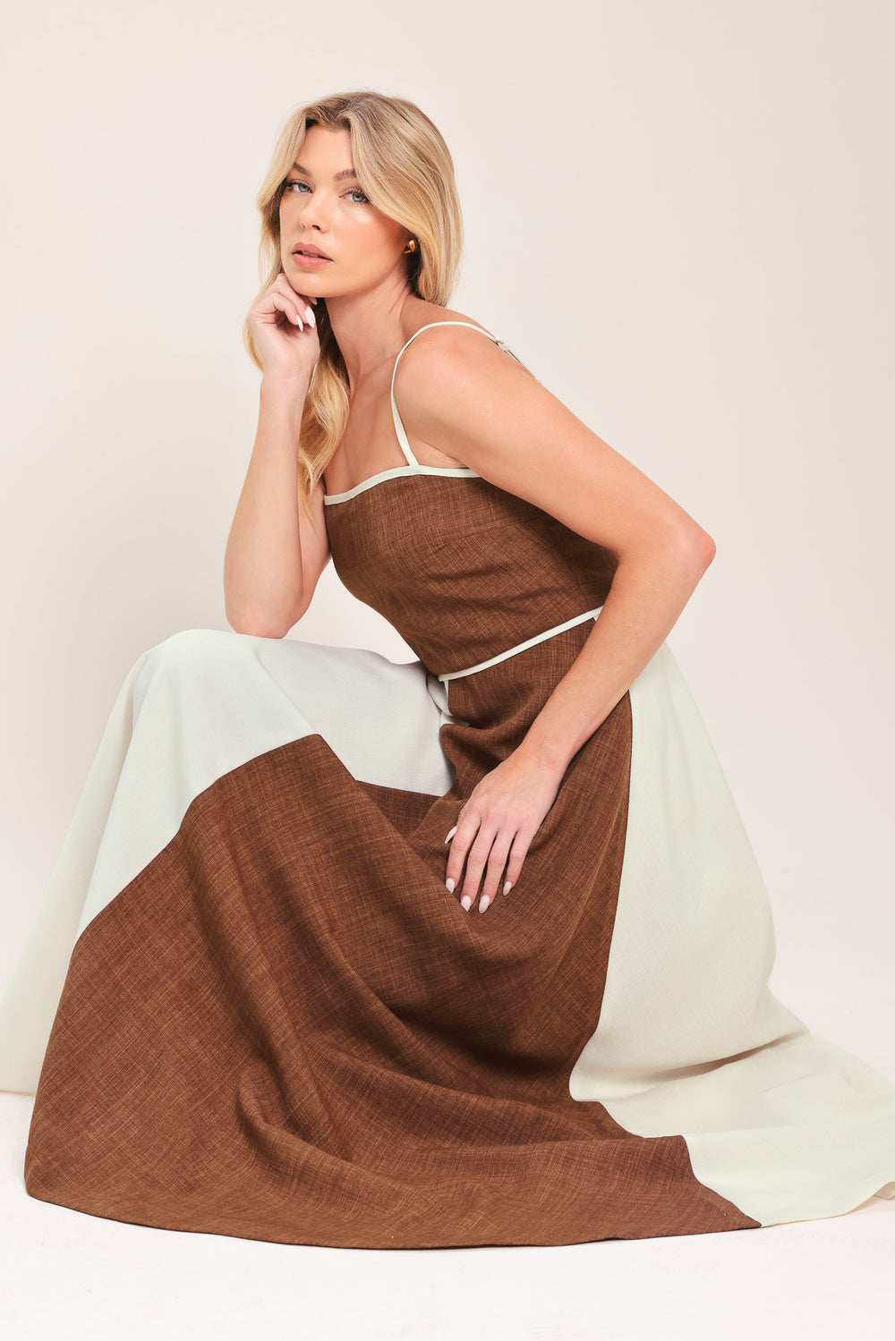 Woman wearing a two-tone dress with brown and white colors | Flying Tomato