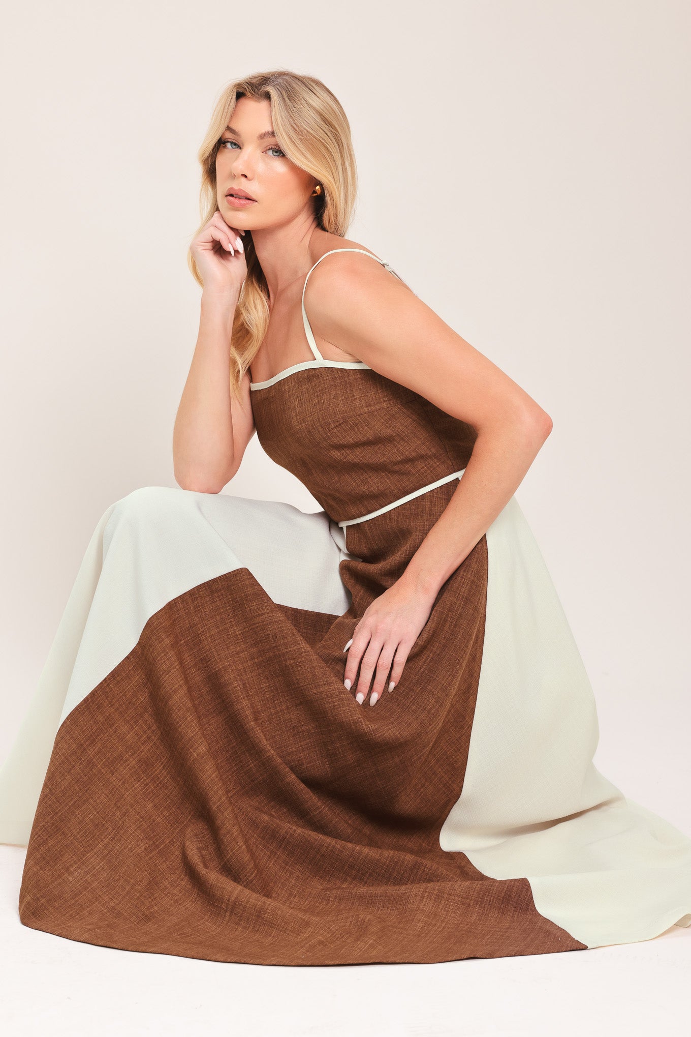 Woman wearing a two-tone dress with brown and white colors | Flying Tomato