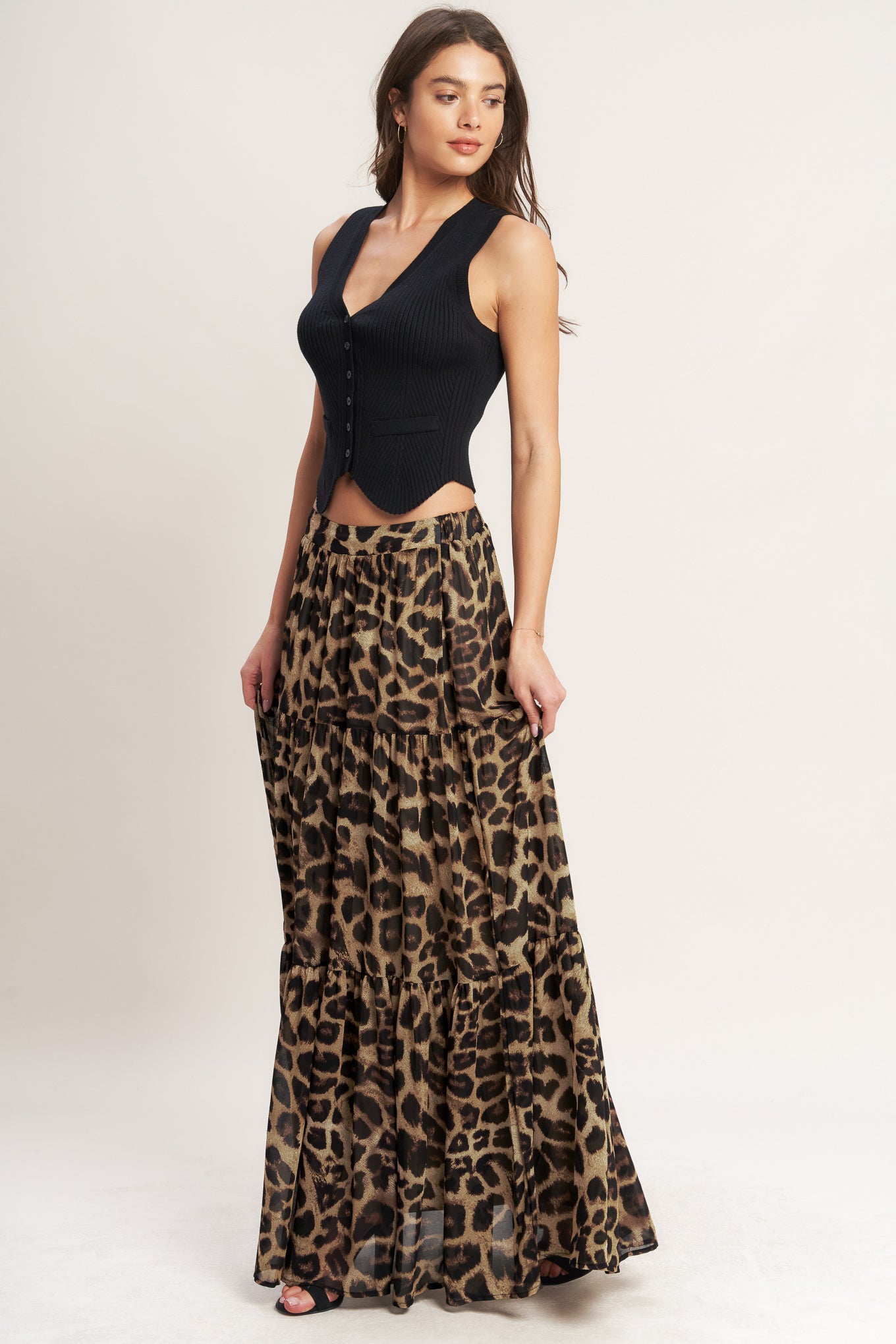 
A printed woven maxi skirt featuring tiered skirt and elasticized back waistband

Details:

Self : 100% Polyester
Lining : 100% Polyester

Size &amp; Fit

- Model is 5`8" And Wearing Size Small
- Measurements Taken From Size Small
- Approx. Length: 43" FLYING TOMATO