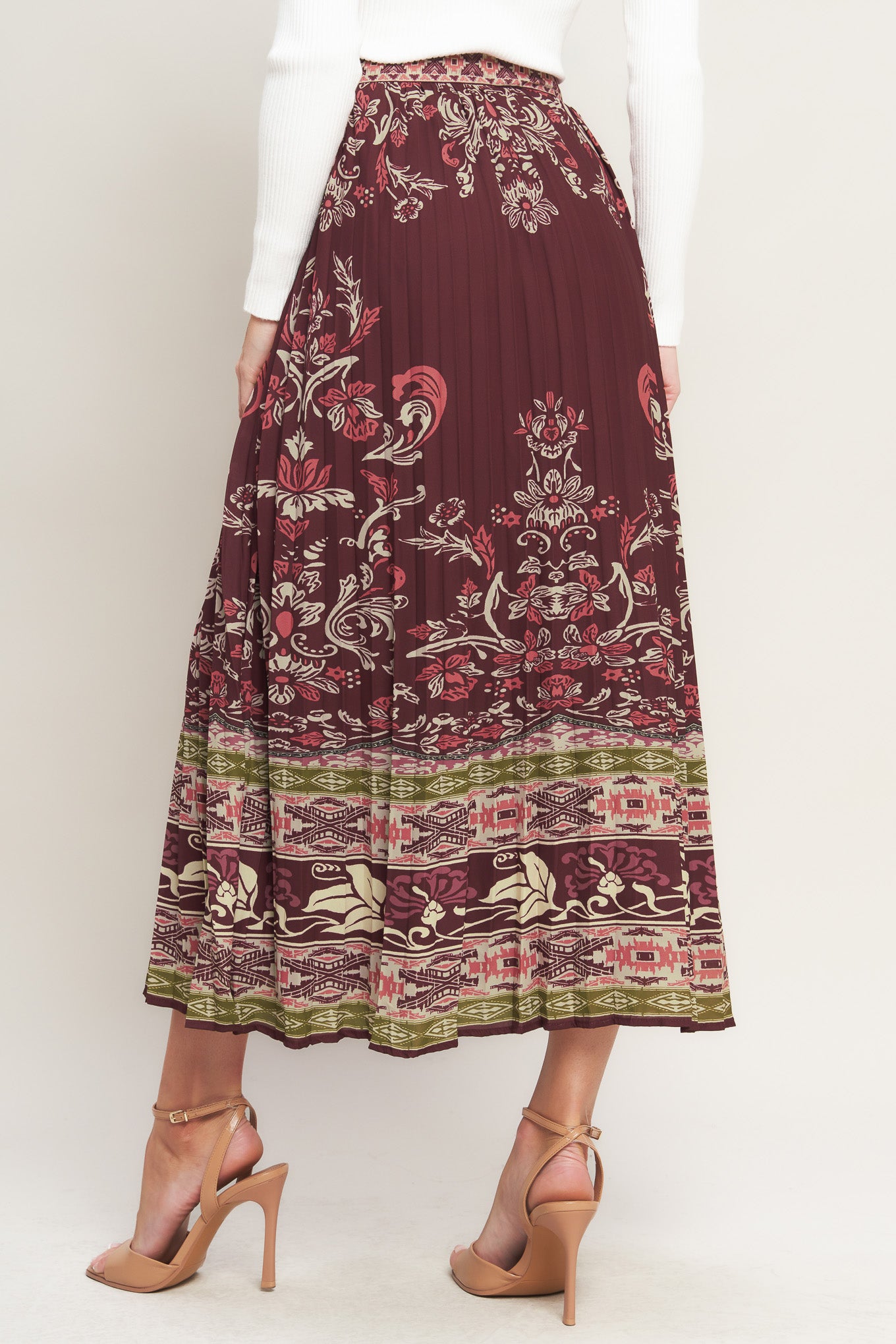 A printed woven pleated midi skirt with side zipper closure. Matching top IT13890