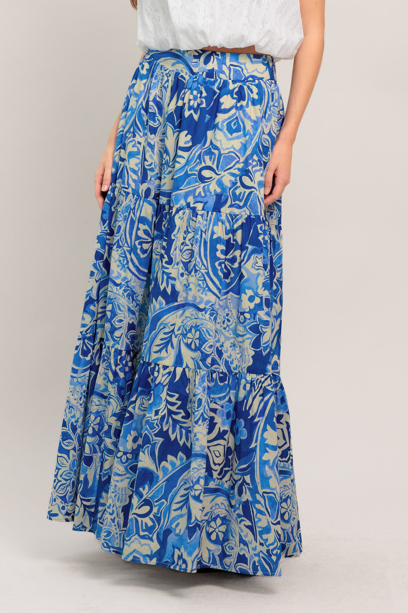 
A printed woven maxi skirt featuring tiered skirt and smocked back waistband

Details:

Self : 100% Cotton
Lining : 100% Polyester

Size & Fit

- Model is 5`8" And Wearing Size Small
- Measurements Taken From Size Small
- Approx. Length: 42"