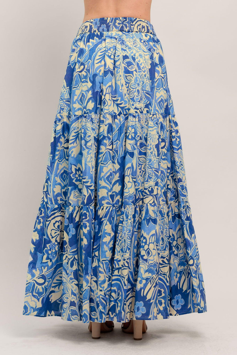 
A printed woven maxi skirt featuring tiered skirt and smocked back waistband

Details:

Self : 100% Cotton
Lining : 100% Polyester

Size & Fit

- Model is 5`8" And Wearing Size Small
- Measurements Taken From Size Small
- Approx. Length: 42"