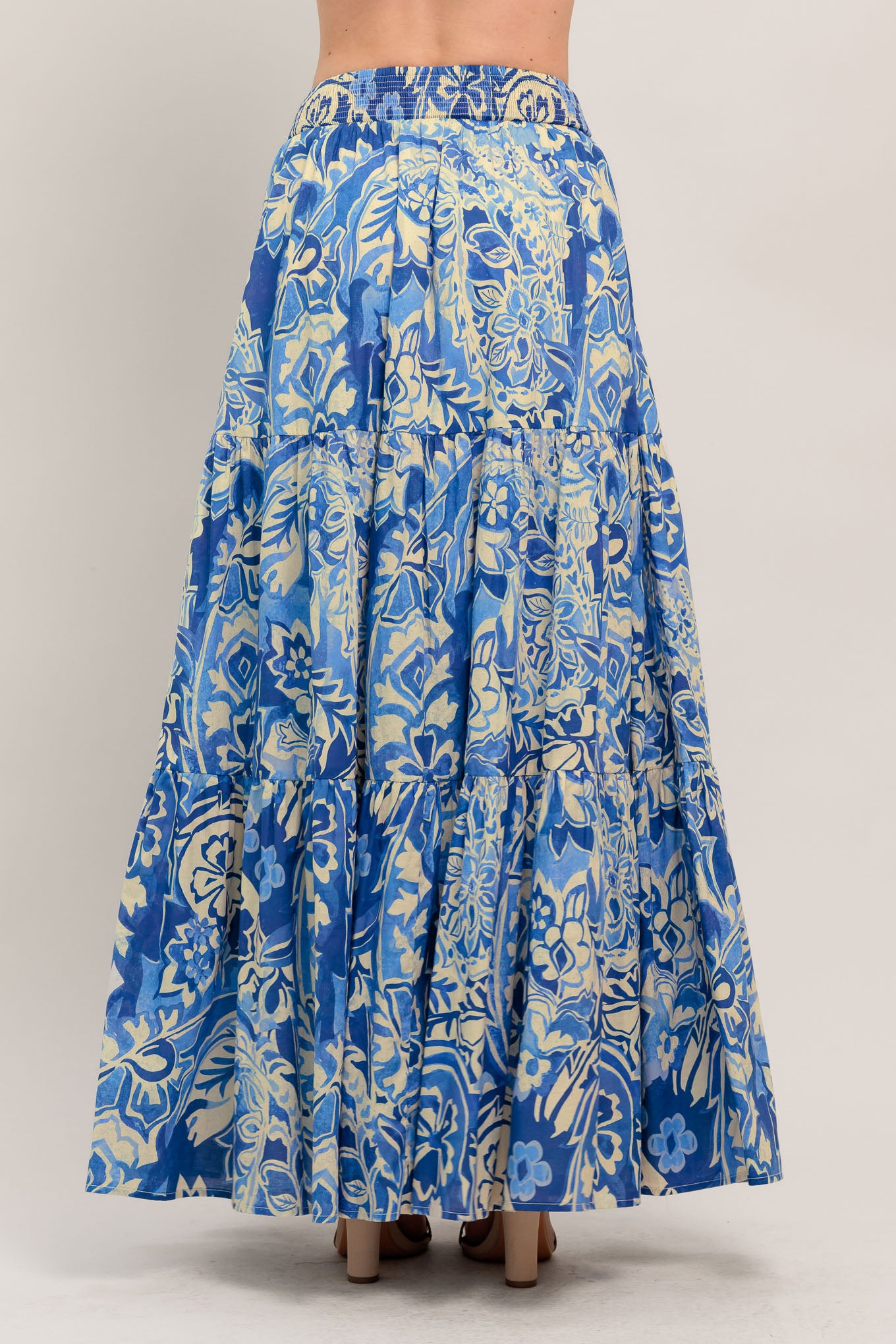 
A printed woven maxi skirt featuring tiered skirt and smocked back waistband

Details:

Self : 100% Cotton
Lining : 100% Polyester

Size & Fit

- Model is 5`8" And Wearing Size Small
- Measurements Taken From Size Small
- Approx. Length: 42"