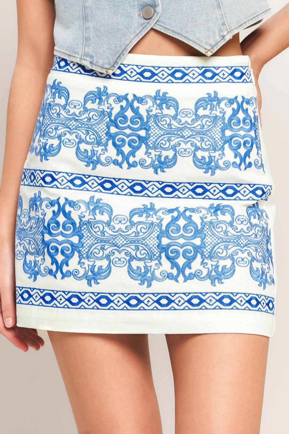 BLUE PORCELAIN WOVEN MINI SKIRT.