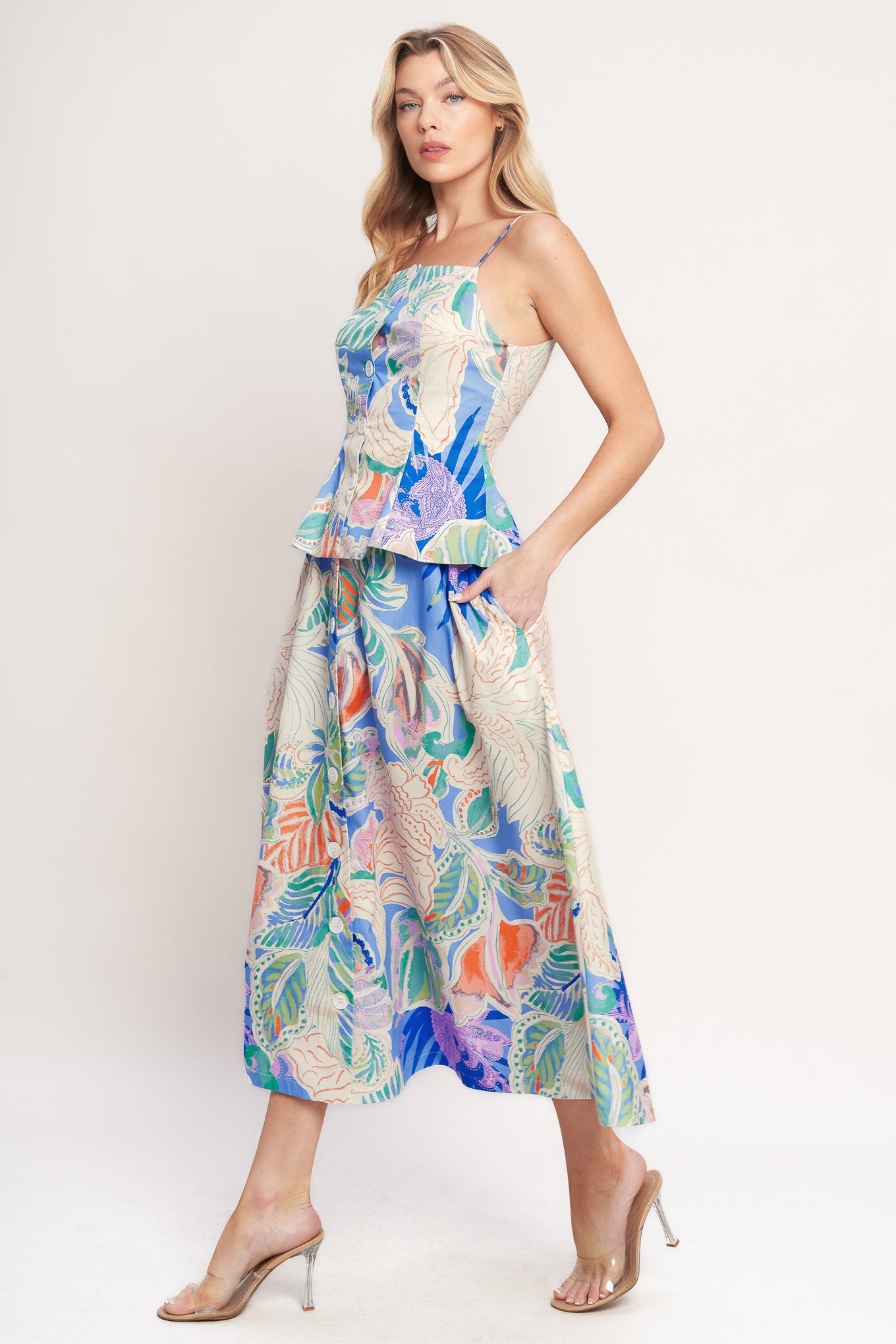 A printed woven full skirt with front button closure

Details:

Self : 100% Cotton

Size & Fit

-Model is 5`8" And Wearing Size Small
-Measurements Taken From Size Small
-Approx. Length: 36"