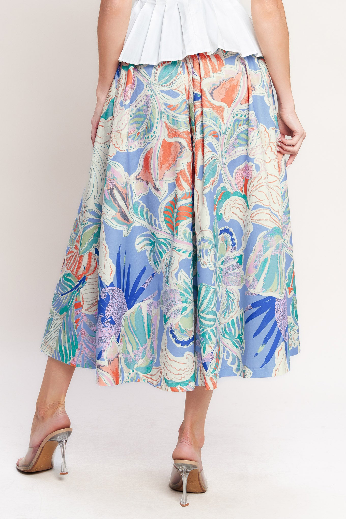 A printed woven full skirt with front button closure

Details:

Self : 100% Cotton

Size & Fit

-Model is 5`8" And Wearing Size Small
-Measurements Taken From Size Small
-Approx. Length: 36"
