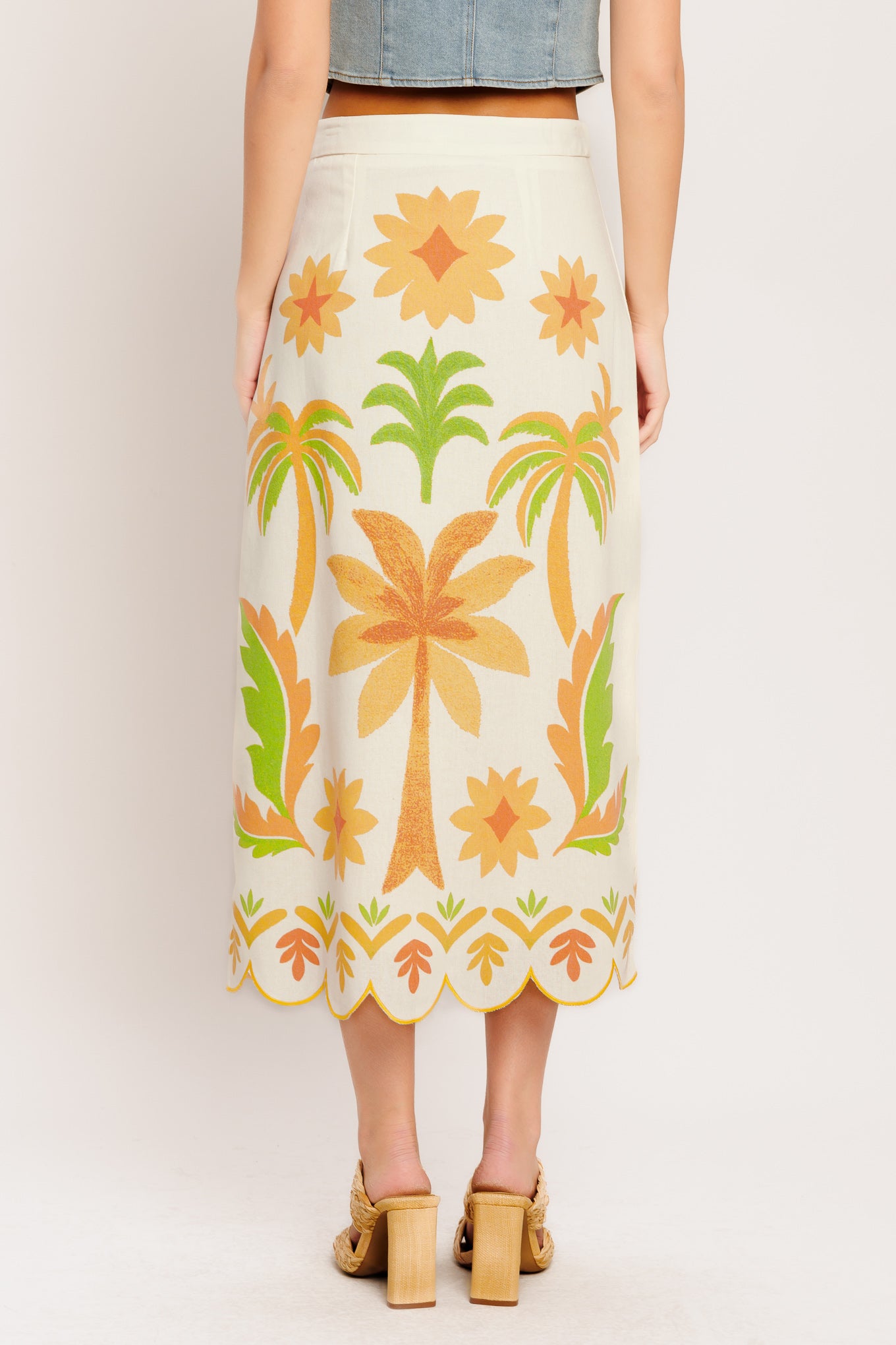 A printed woven straight midi skirt featuring scalloped hemline and side zipper closure. Matching top IT14008B

Details:

Self: 50% Cotton 20% Rayon 20% Polyester 10% Linen

Lining : 100% Polyester

Size & Fit

-Model is 5`8" And Wearing Size Small
-Measurements Taken From Size Small
-Approx. Length: 34"