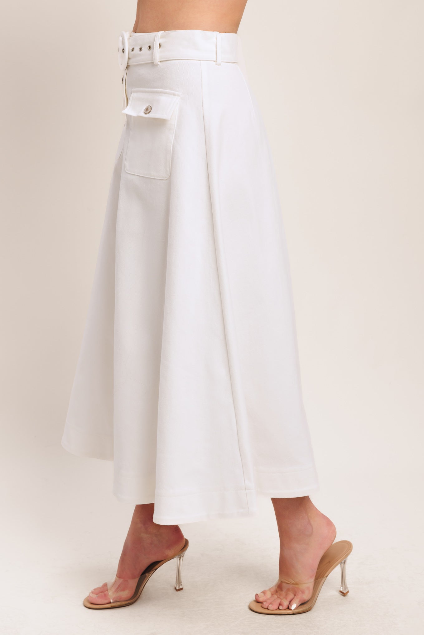 A solid woven midi skirt featuring self belt, front button down and pockets. Matching top IT14089B

Details:

Self: 97% Cotton 3% Spandex

Size & Fit

-Model is 5`8" And Wearing Size Small
-Measurements Taken From Size Small
-Approx. Length: 34"