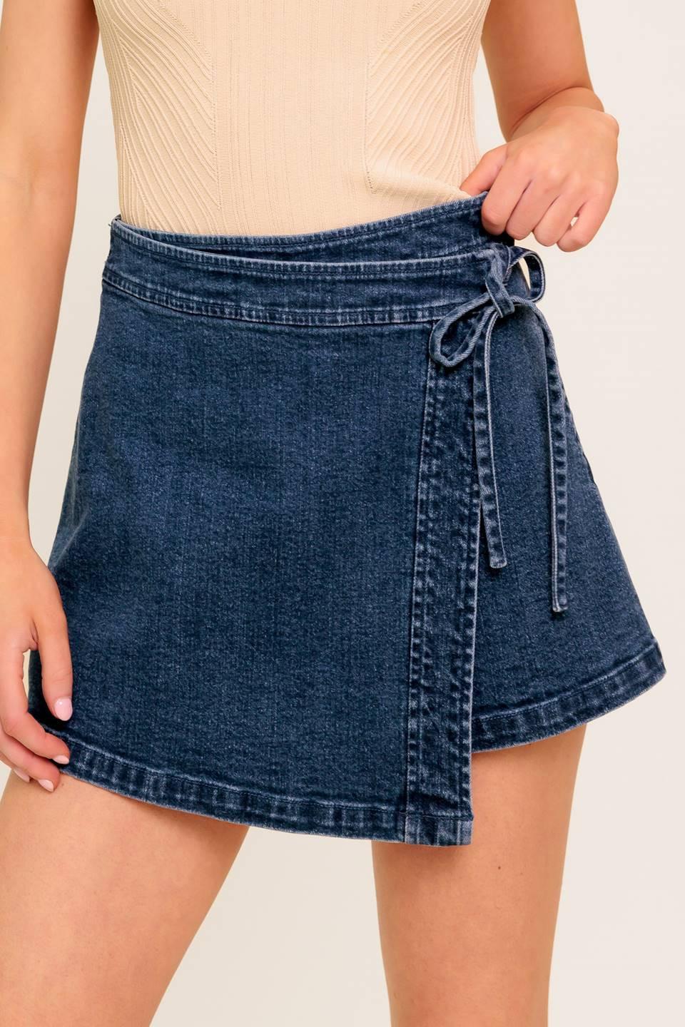 SUGAR SKY MEDIUM DENIM SKORT.