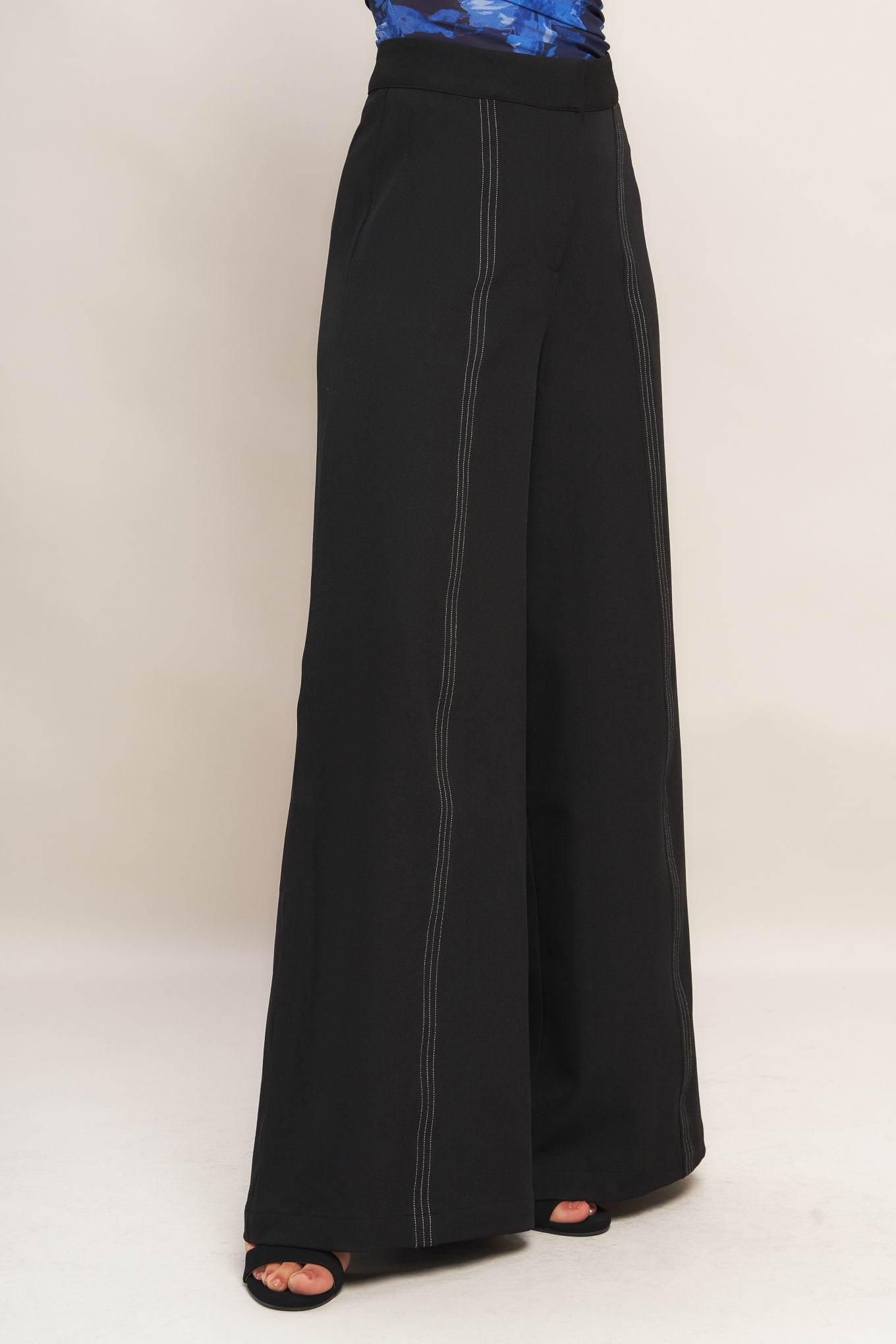 A solid woven wide leg pant with side zipper closure