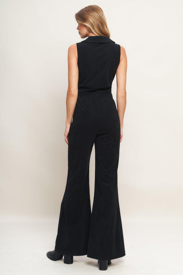 A solid corduroy jumpsuit featuring collar, V neckline, sleeveless, front zipper, waist yoke, side pocket and flare leg