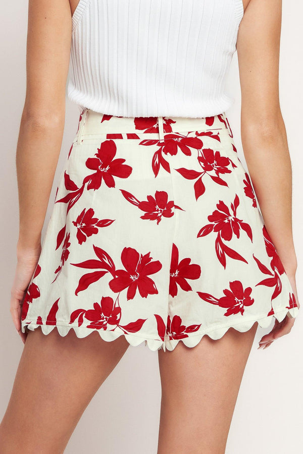 
A printed woven short featuring front closure, self belt, side pocket and trimmed hemline. Matching top IT13916B

Details:

Self : 100% Cotton

Size &amp; Fit

- Model is 5`8" And Wearing Size Small
- Measurements Taken From Size Small
- Approx. Length: 16"