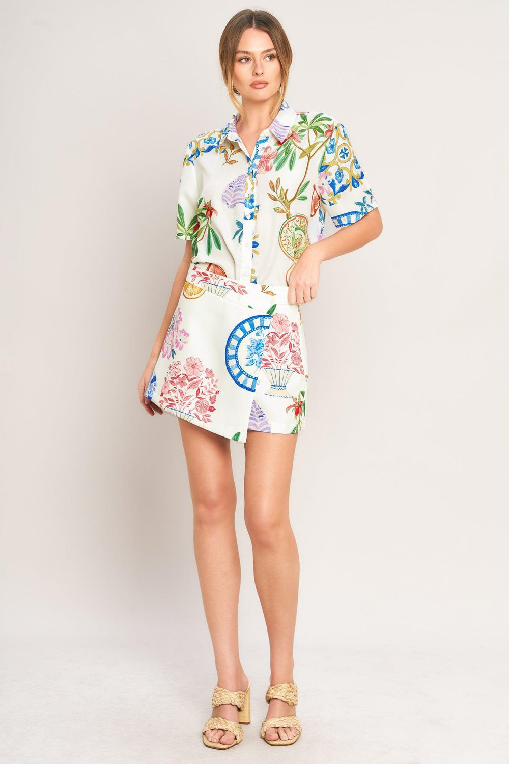 SUMMER PORCELAIN WOVEN SKORT.