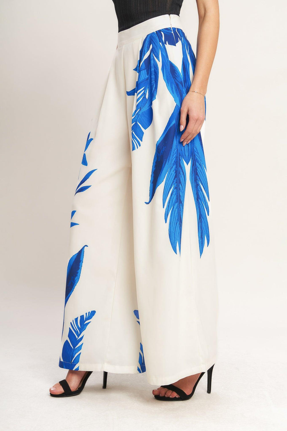 
A printed woven pant with front pleat, wide leg and side zipper closure. Matching top IT14009B

Details:

Self : 100% Polyester
Lining : 100% Polyester

Size &amp; Fit

- Model is 5`8" And Wearing Size Small
- Measurements Taken From Size Small
- Approx. Length: 44" Flying Tomato
