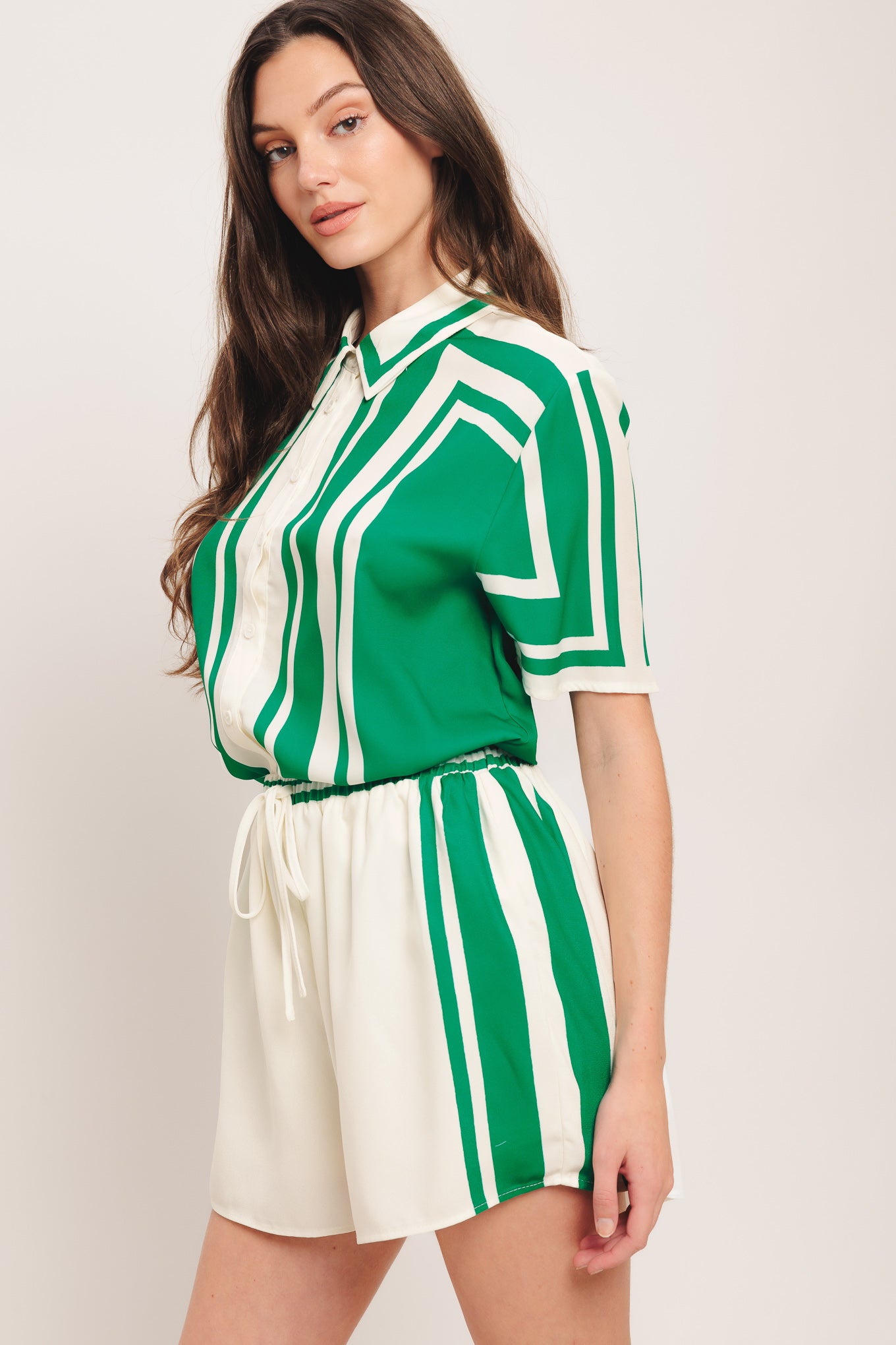 A printed woven short with elasticized waist and tie. Matching top IT14021B

Details:

Self: 100% Polyester

Lining: 100% Polyester

Size & Fit

-Model is 5`8" And Wearing Size Small
-Measurements Taken From Size Small
-Approx. Length: 16"