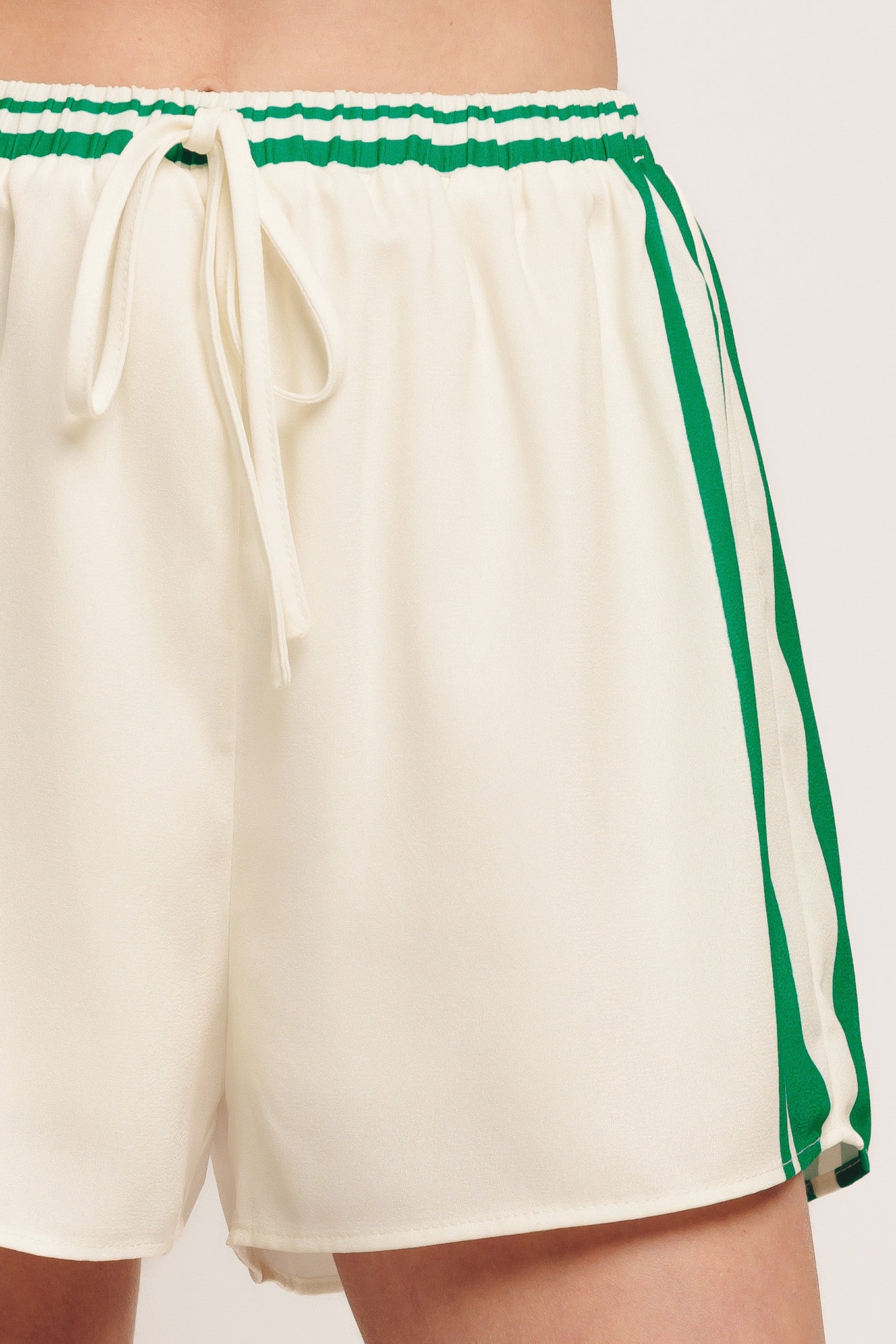 A printed woven short with elasticized waist and tie. Matching top IT14021B

Details:

Self: 100% Polyester

Lining: 100% Polyester

Size & Fit

-Model is 5`8" And Wearing Size Small
-Measurements Taken From Size Small
-Approx. Length: 16"