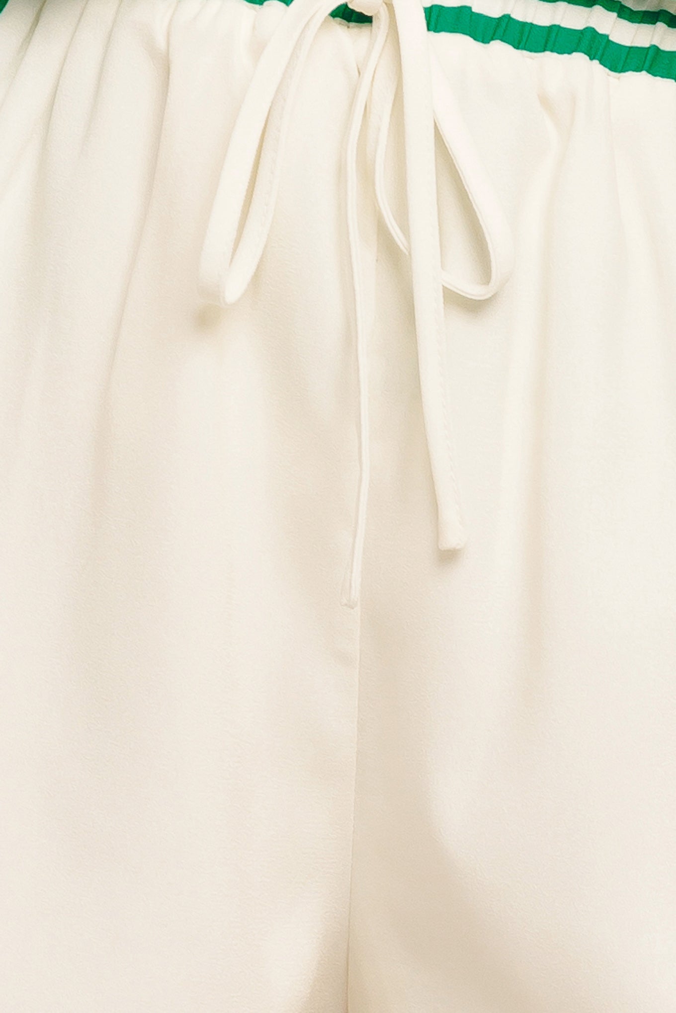 A printed woven short with elasticized waist and tie. Matching top IT14021B

Details:

Self: 100% Polyester

Lining: 100% Polyester

Size & Fit

-Model is 5`8" And Wearing Size Small
-Measurements Taken From Size Small
-Approx. Length: 16"