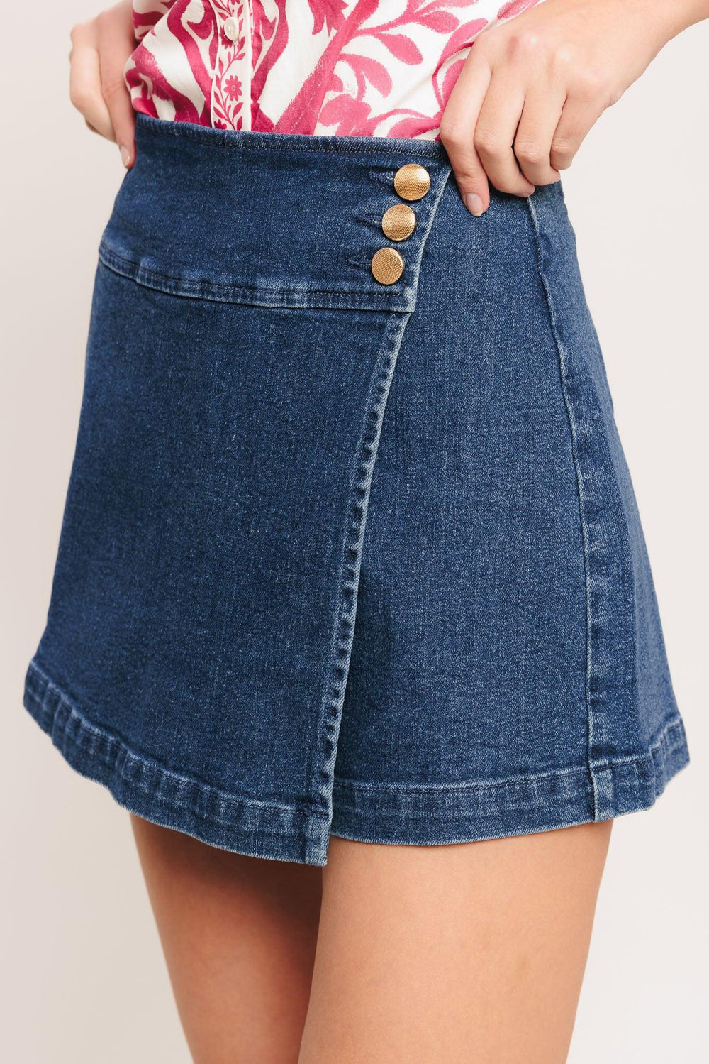 Details:

Self: 85% Cotton 5% Polyester 8% Viscose 2% Spandex

Size & Fit

-Model is 5`8" And Wearing Size Small
-Measurements Taken From Size Small
-Approx. Length: 14"