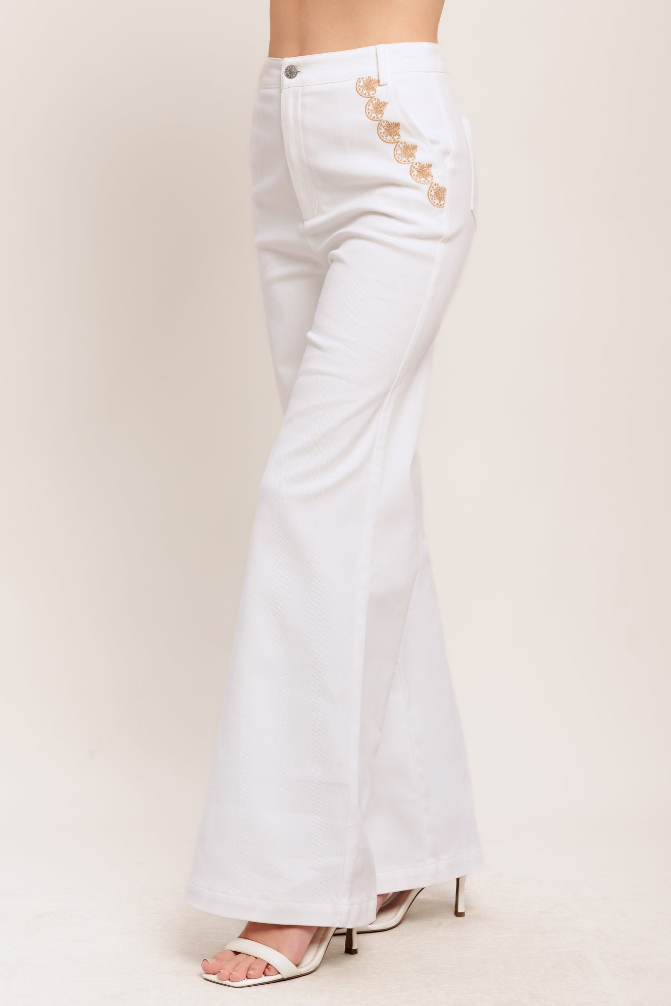 A solid woven pant featuring front closure, embroidery detail and wide leg

Details:

Self: 97% Cotton 3% Spandex

Size & Fit

-Model is 58 And Wearing Size Small
-Measurements Taken From Size Small
-Approx. Length: 44"