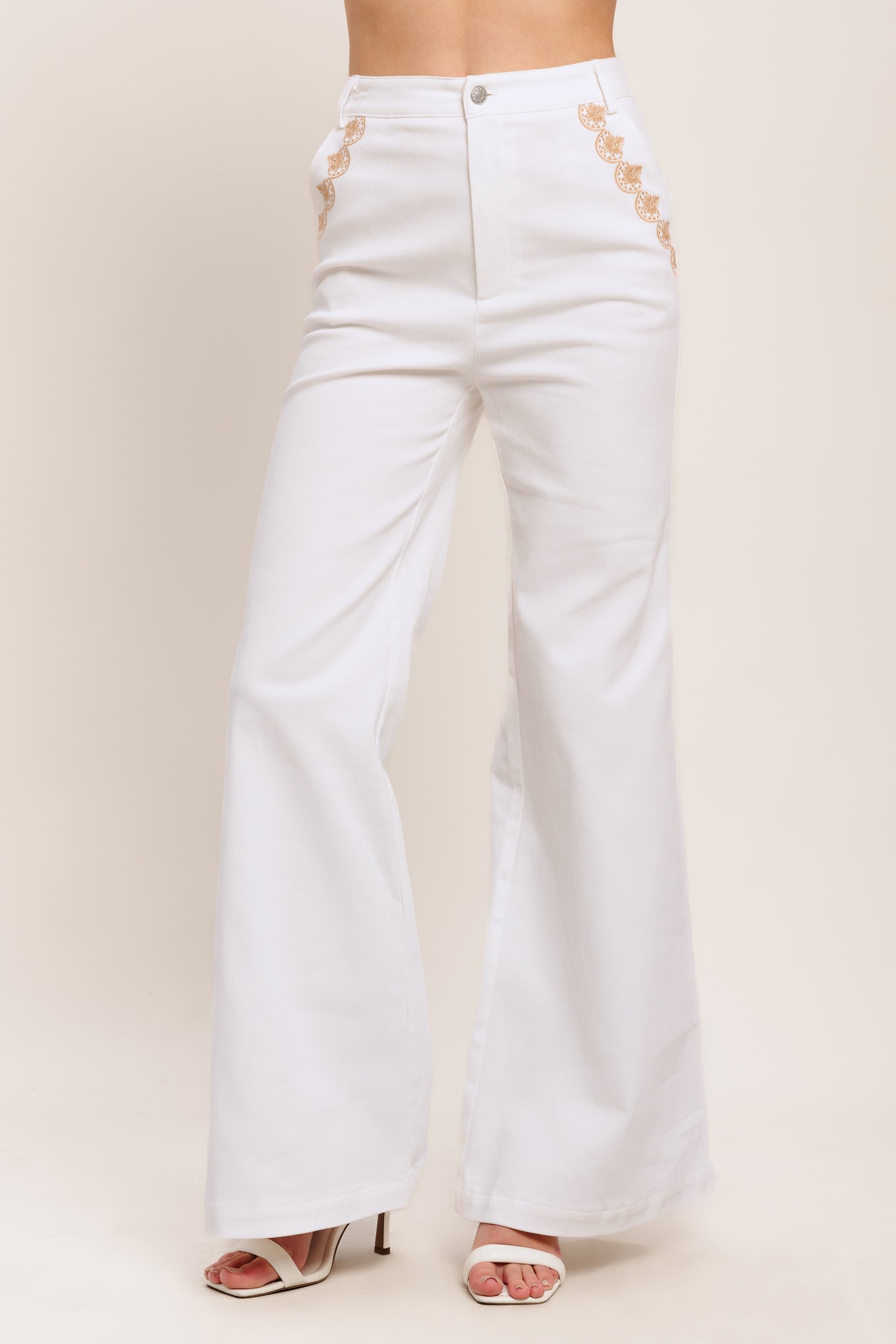A solid woven pant featuring front closure, embroidery detail and wide leg

Details:

Self: 97% Cotton 3% Spandex

Size & Fit

-Model is 58 And Wearing Size Small
-Measurements Taken From Size Small
-Approx. Length: 44"