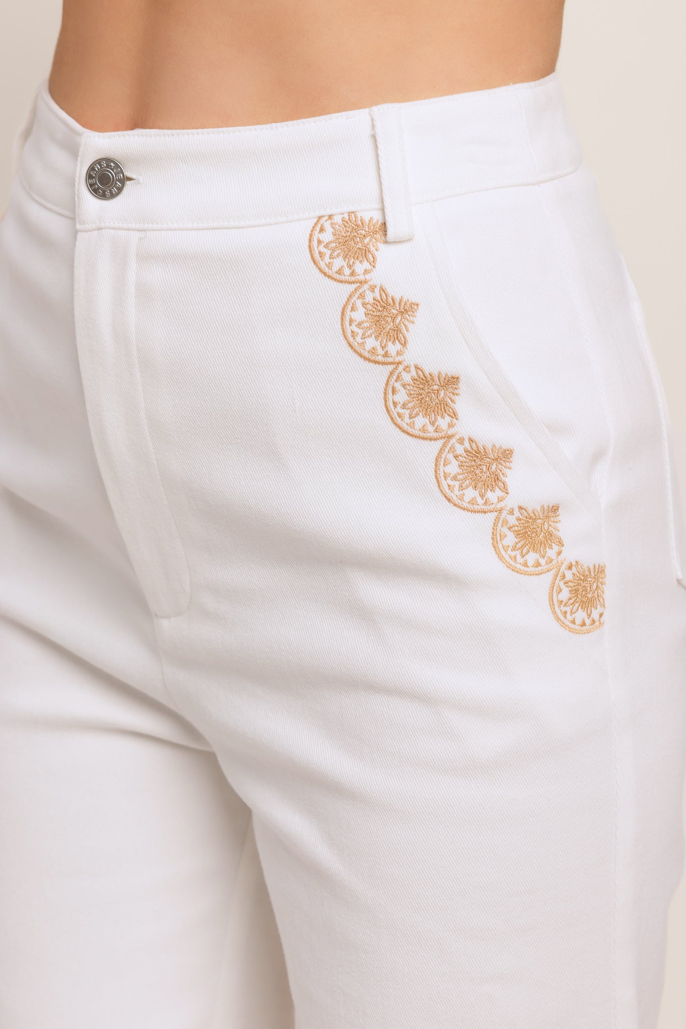 A solid woven pant featuring front closure, embroidery detail and wide leg

Details:

Self: 97% Cotton 3% Spandex

Size & Fit

-Model is 58 And Wearing Size Small
-Measurements Taken From Size Small
-Approx. Length: 44"