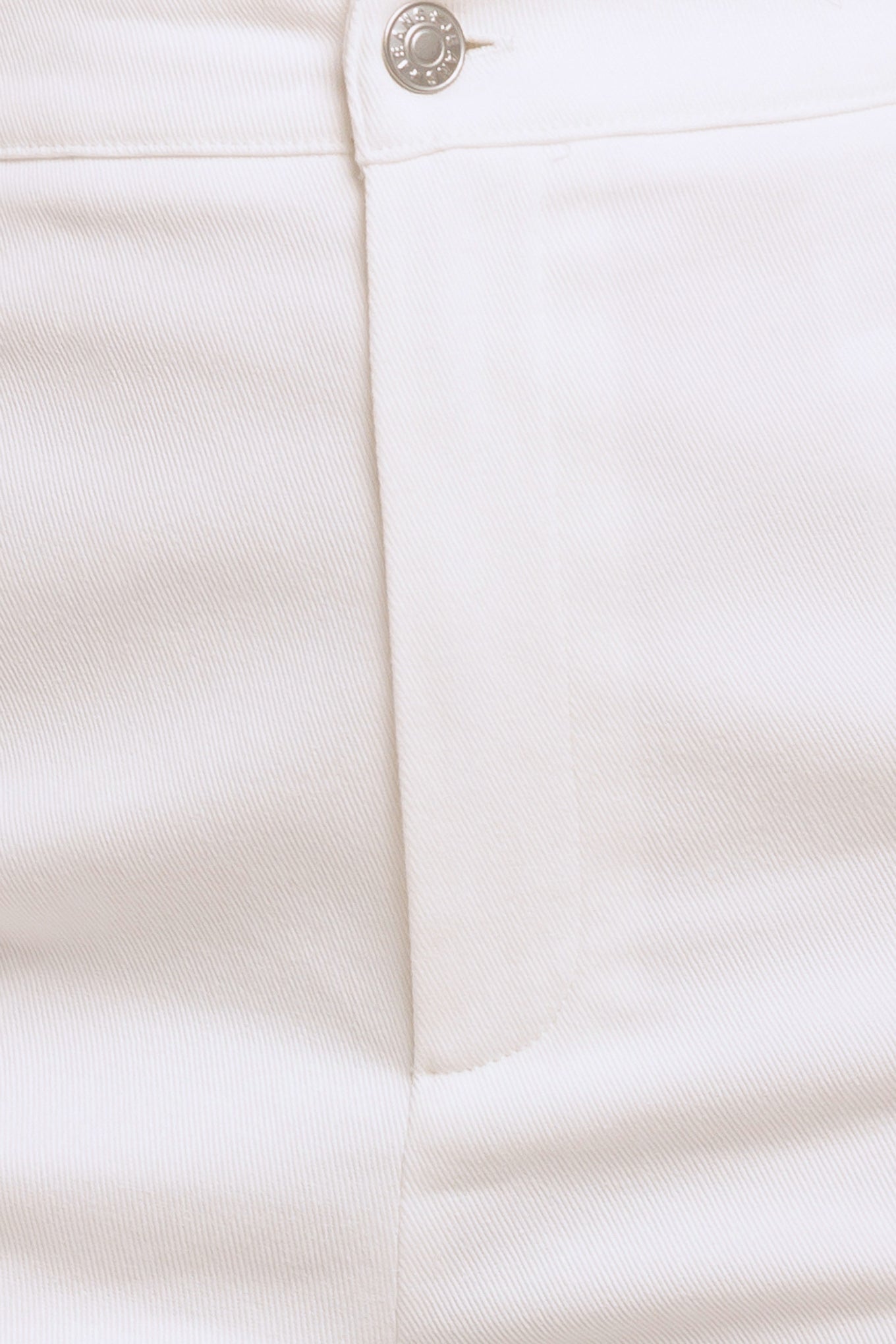 A solid woven pant featuring front closure, embroidery detail and wide leg

Details:

Self: 97% Cotton 3% Spandex

Size & Fit

-Model is 58 And Wearing Size Small
-Measurements Taken From Size Small
-Approx. Length: 44"