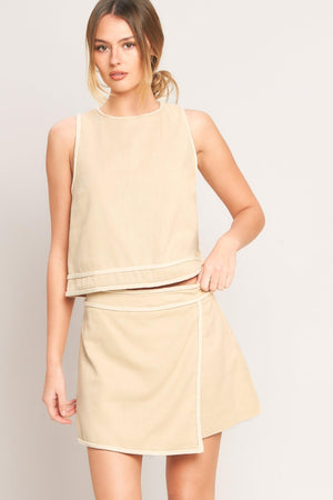 ELEVATED ESSENTIAL WOVEN SKORT.