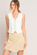 ELEVATED ESSENTIAL WOVEN SKORT.