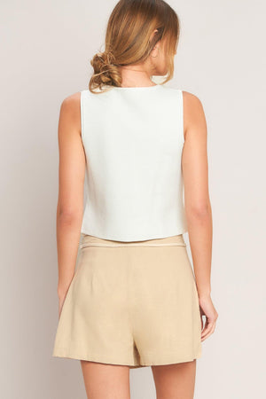 ELEVATED ESSENTIAL WOVEN SKORT.