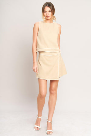 ELEVATED ESSENTIAL WOVEN SKORT.