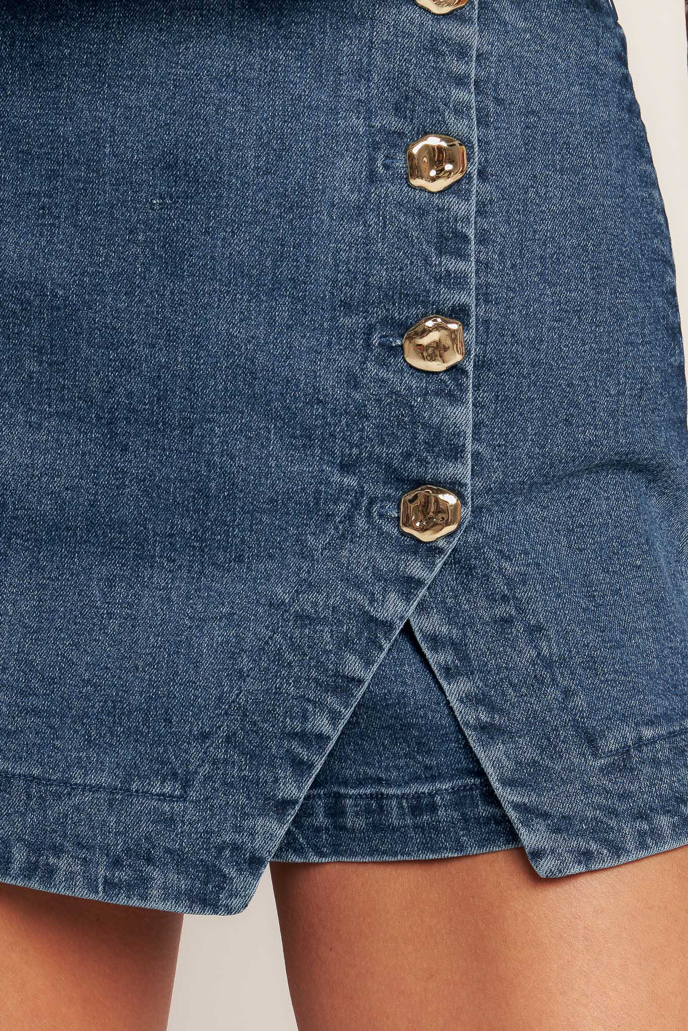 
A washed denim skort with front button detail and side zipper closure

Details:

Self : 99% Cotton 1% Spandex

Size &amp; Fit

- Model is 5`8" And Wearing Size Small
- Measurements Taken From Size Small
- Approx. Length: 15" FLYING TOMATO