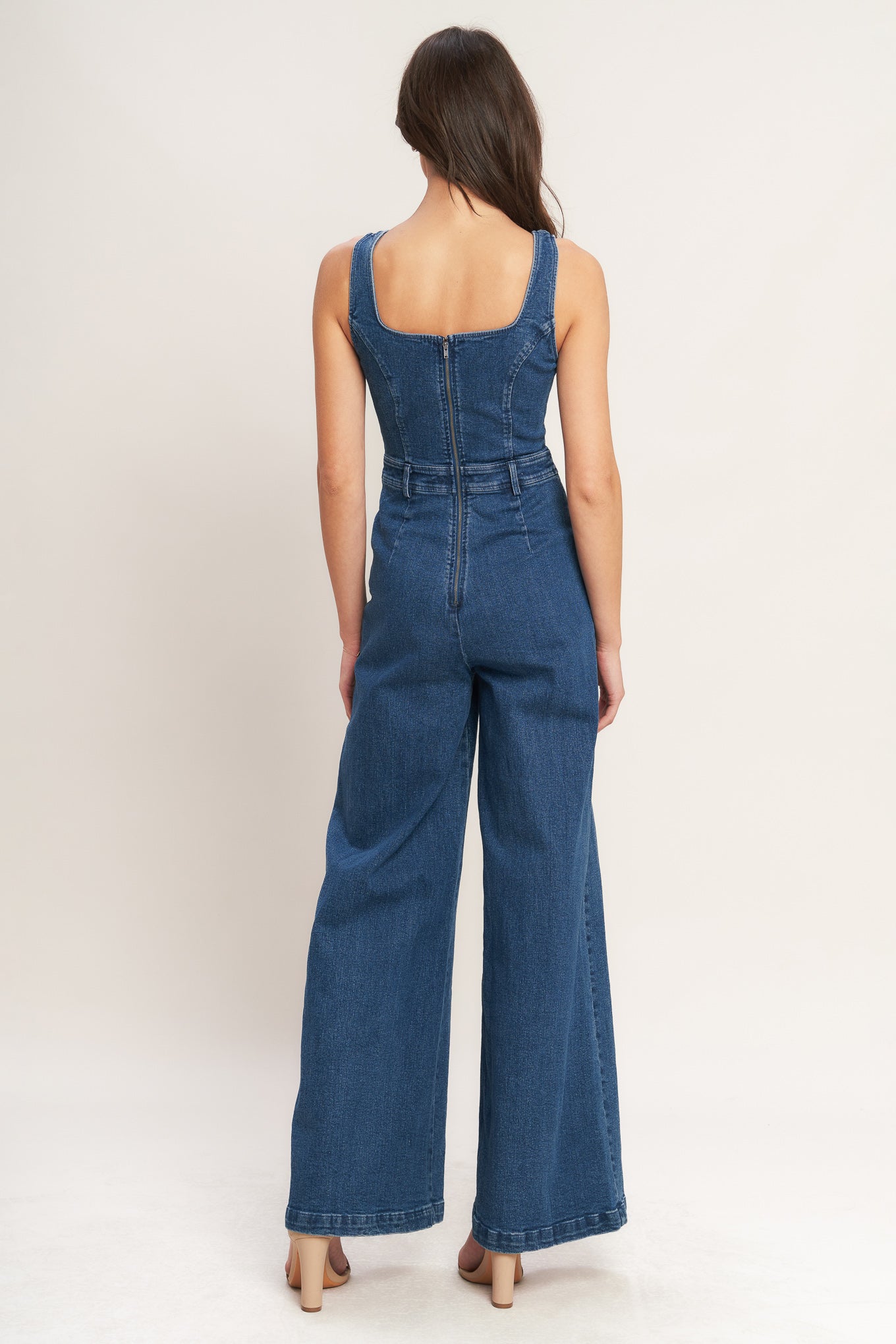 
A washed denim jumpsuit featuring square neckline, sleeveless, side pockets, flare leg and back zipper closure

Details:

Self : 99% Cotton 1% Spandex

Size &amp; Fit

- Model is 5`8" And Wearing Size Small
- Measurements Taken From Size Small
- Approx. Length: 60" FLYING TOMATO