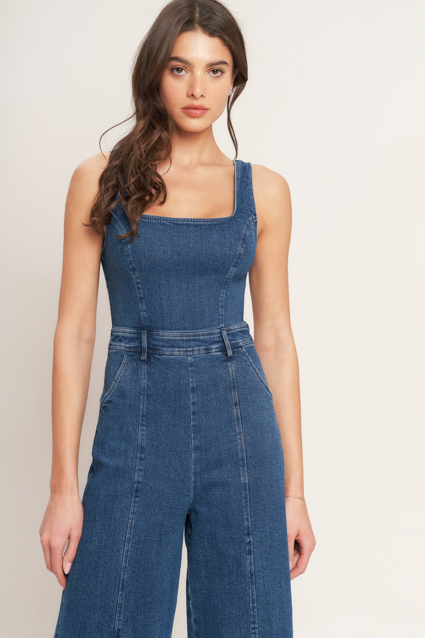 
A washed denim jumpsuit featuring square neckline, sleeveless, side pockets, flare leg and back zipper closure

Details:

Self : 99% Cotton 1% Spandex

Size &amp; Fit

- Model is 5`8" And Wearing Size Small
- Measurements Taken From Size Small
- Approx. Length: 60" FLYING TOMATO
