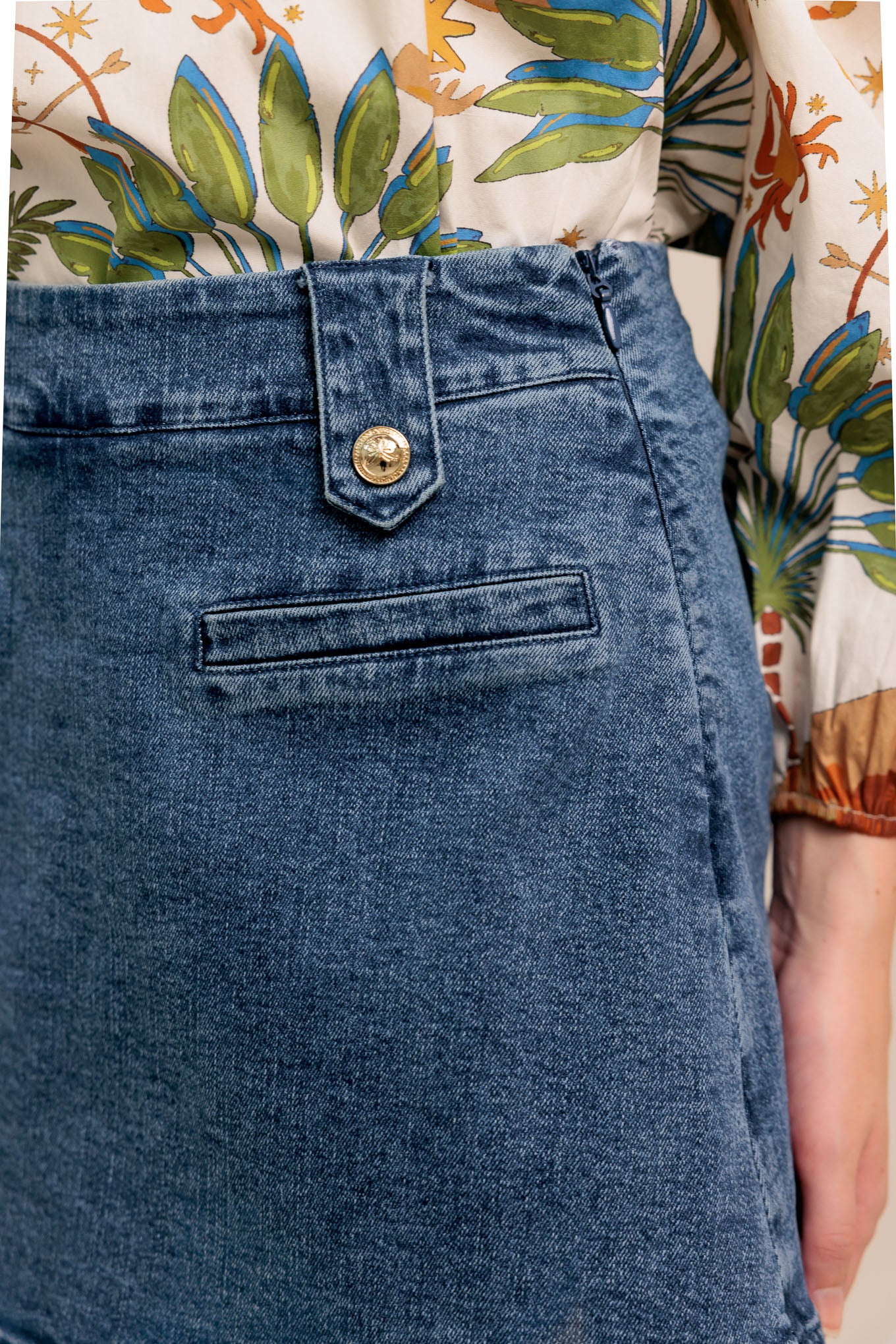 High-waisted washed denim mini skirt with a clean A-line shape and gold button details

Details:

Self: 99% Cotton 1% Spandex

Size & Fit

- Model is 5`8" And Wearing Size Small
- Measurements Taken From Size Small
- Approx. Length: 16"