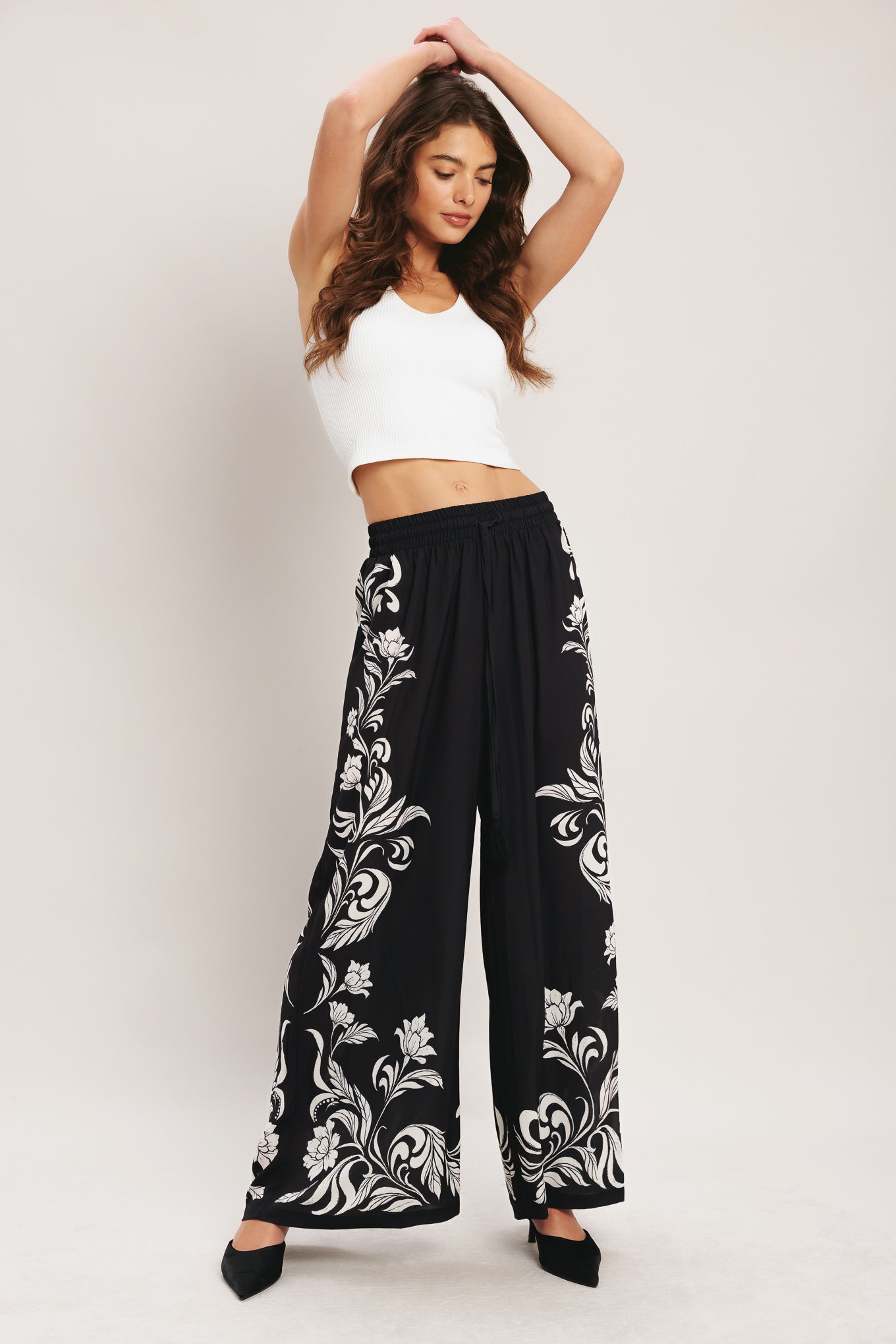 
A printed woven pant featuring elastic waist with front tie and wide leg. Matching top IT14101B

Details:

Self : 97% Polyester 3% Spandex

Size &amp; Fit

- Model is 5`8" And Wearing Size Small
- Measurements Taken From Size Small
- Approx. Length: 43"