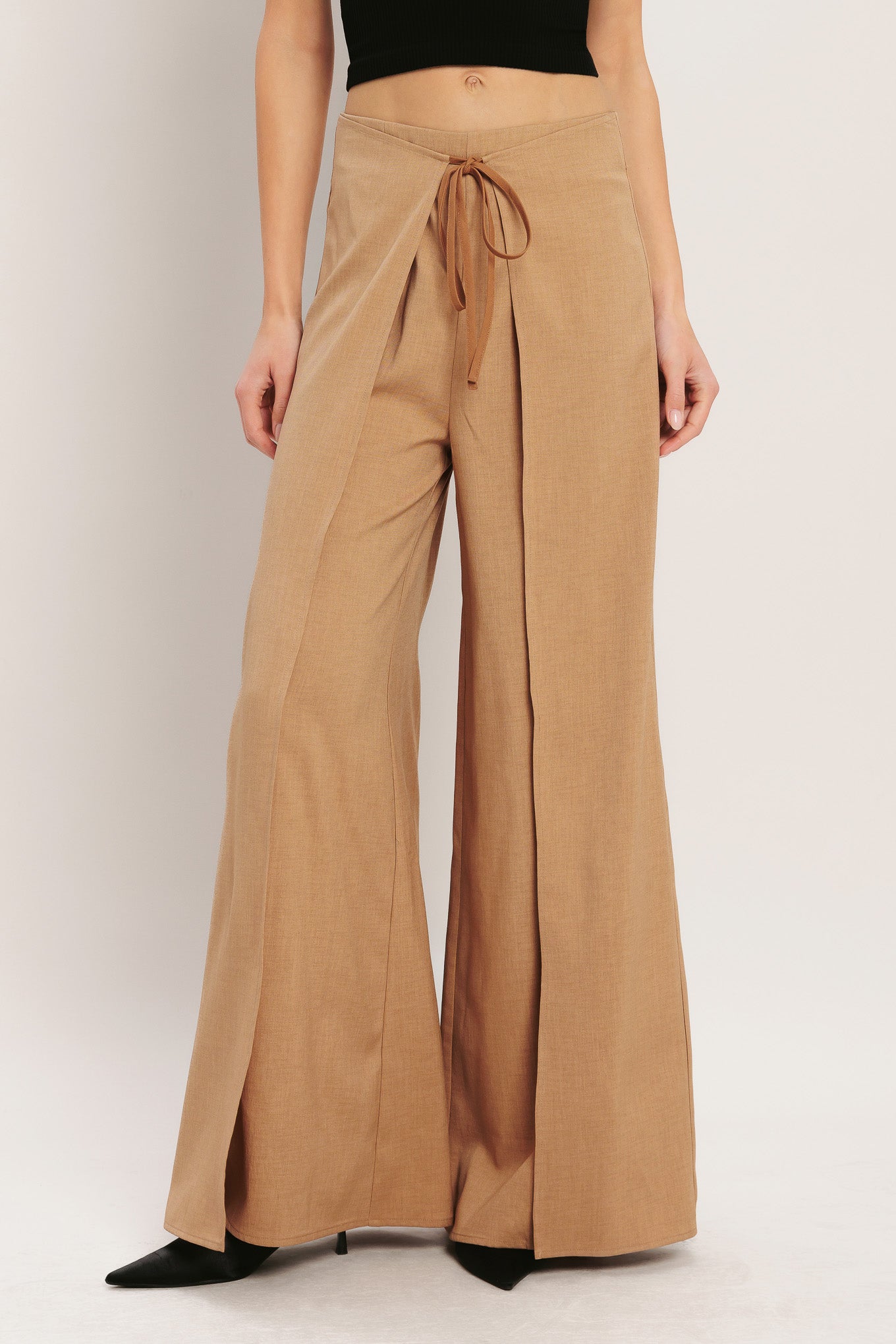 
A solid woven pant featuring wide leg with wrap and front tie and back zipper closure. Matching top IT14105B

Details:

Self : 97% Polyester 3% Spandex

Size &amp; Fit

- Model is 5`8" And Wearing Size Small
- Measurements Taken From Size Small
- Approx. Length: 43"