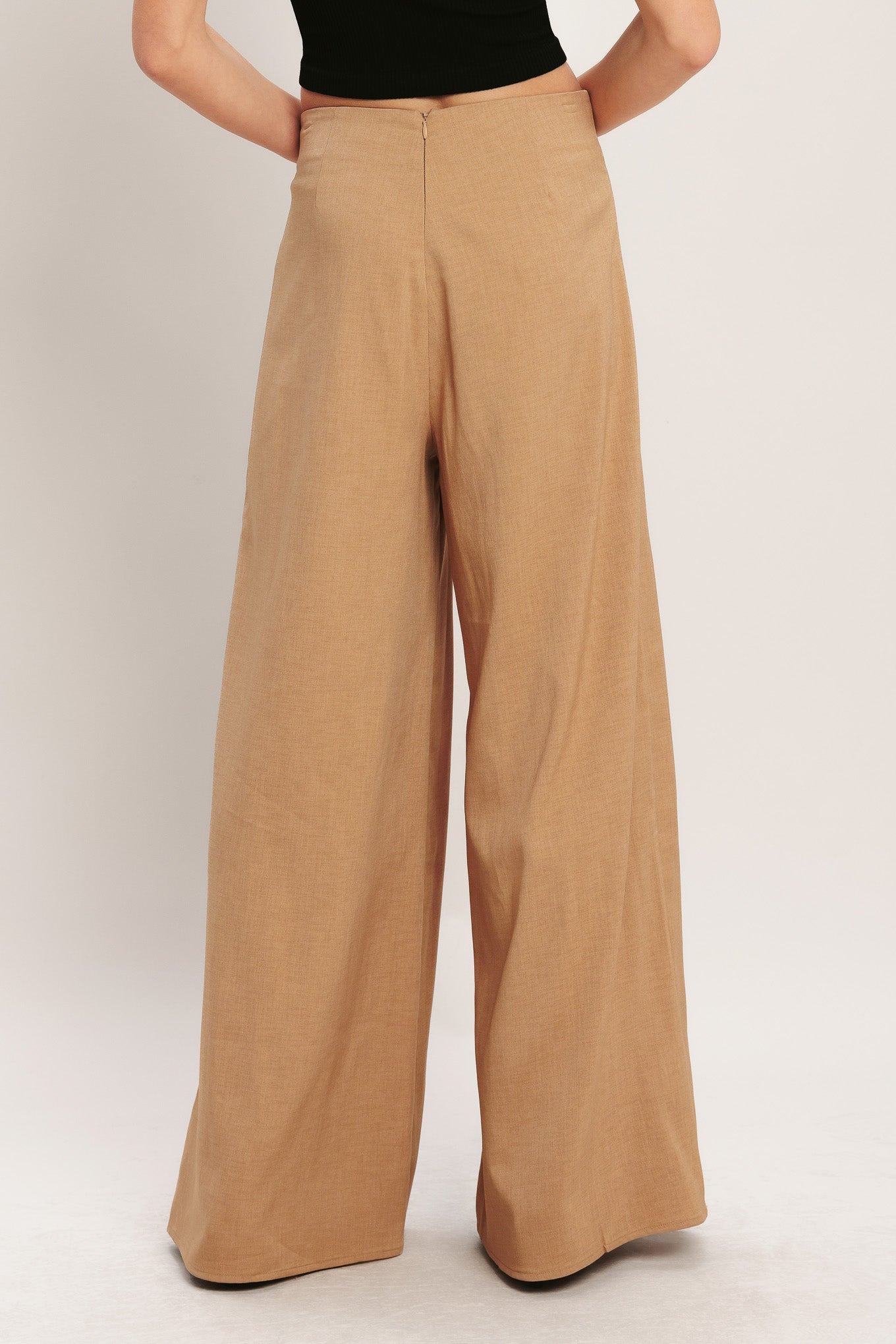 
A solid woven pant featuring wide leg with wrap and front tie and back zipper closure. Matching top IT14105B

Details:

Self : 97% Polyester 3% Spandex

Size &amp; Fit

- Model is 5`8" And Wearing Size Small
- Measurements Taken From Size Small
- Approx. Length: 43"