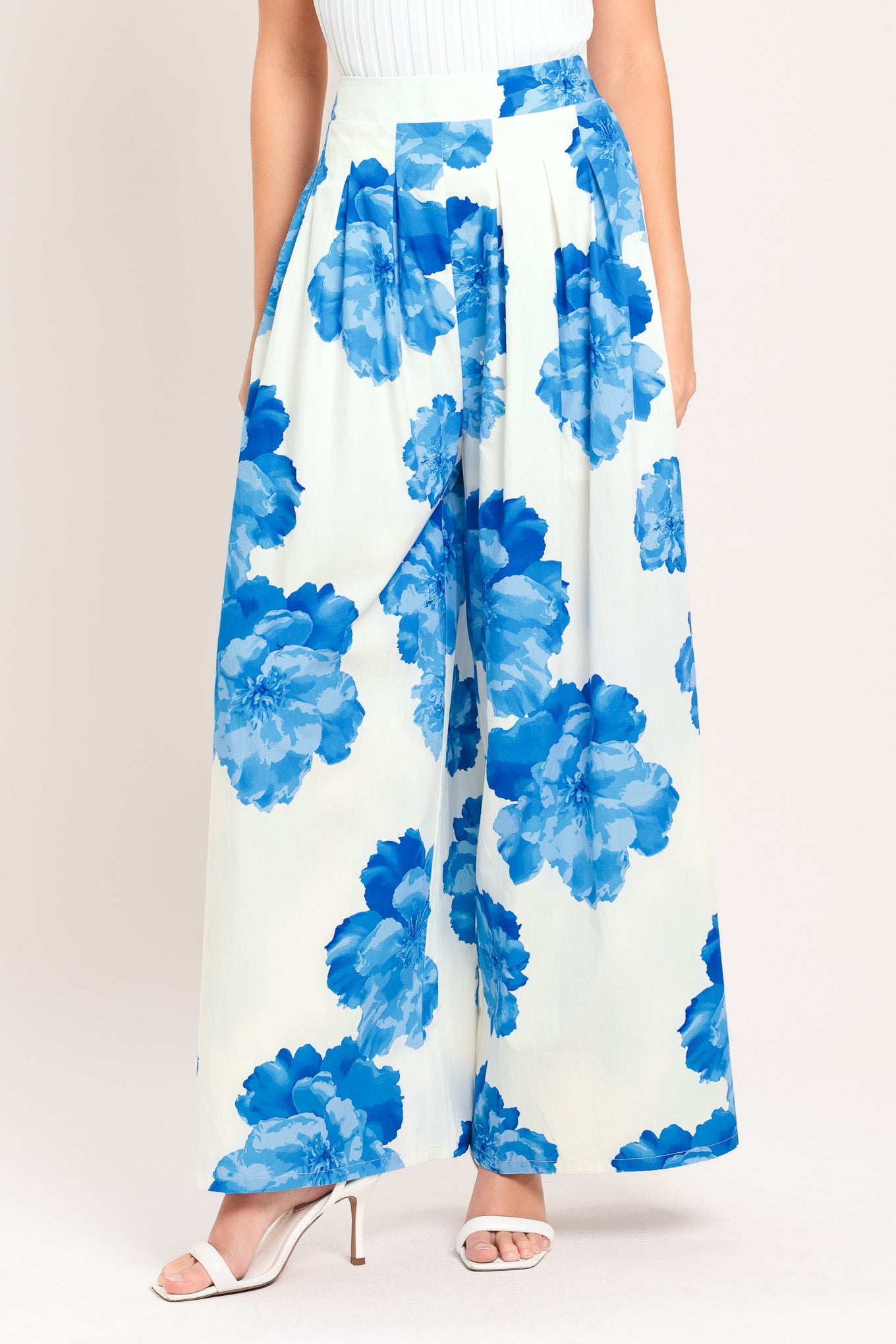 Woman wearing white wide-leg pants with blue floral pattern | Flying Tomato