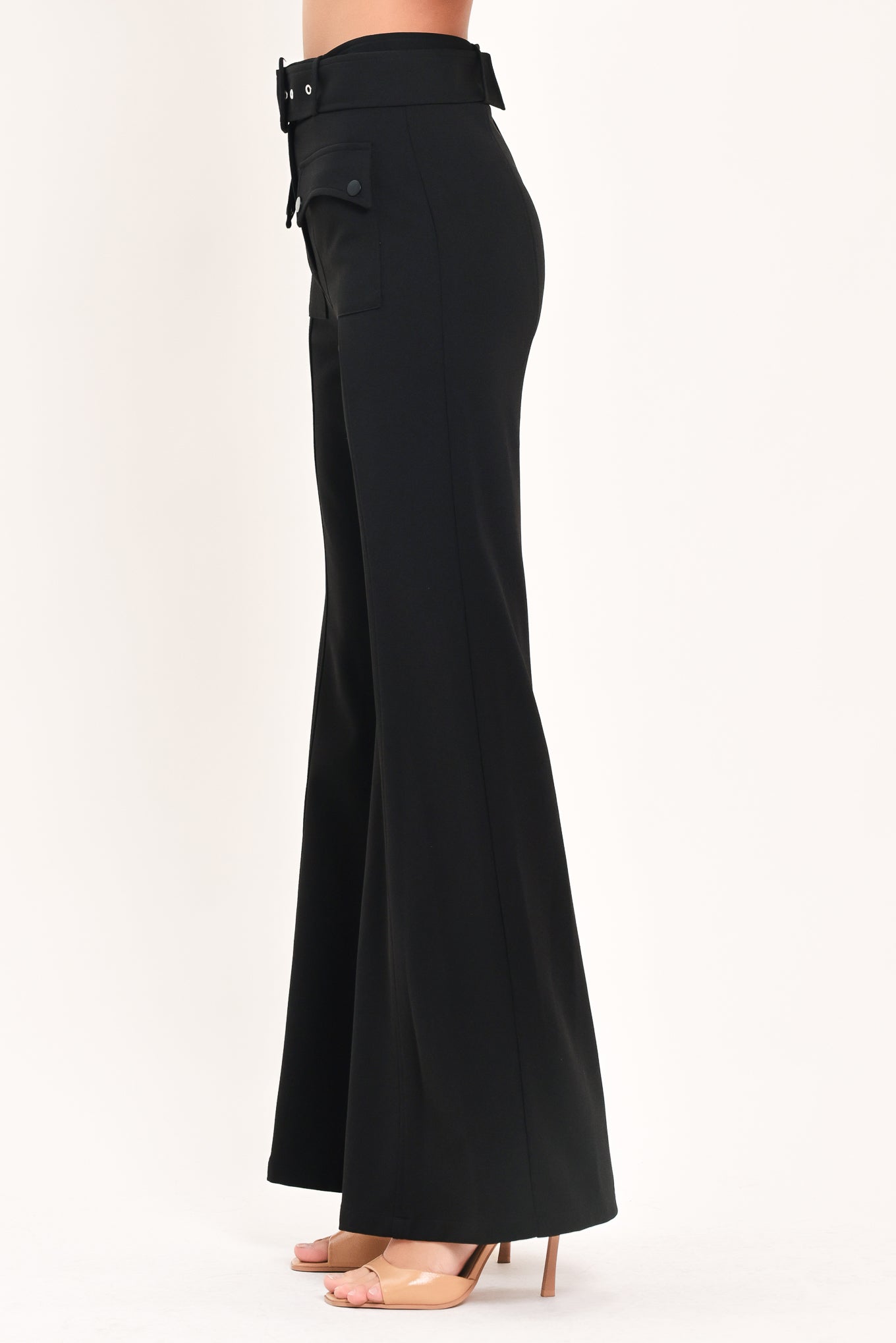 Woman wearing a pair of black pants with a belt and front pockets | Flying Tomato