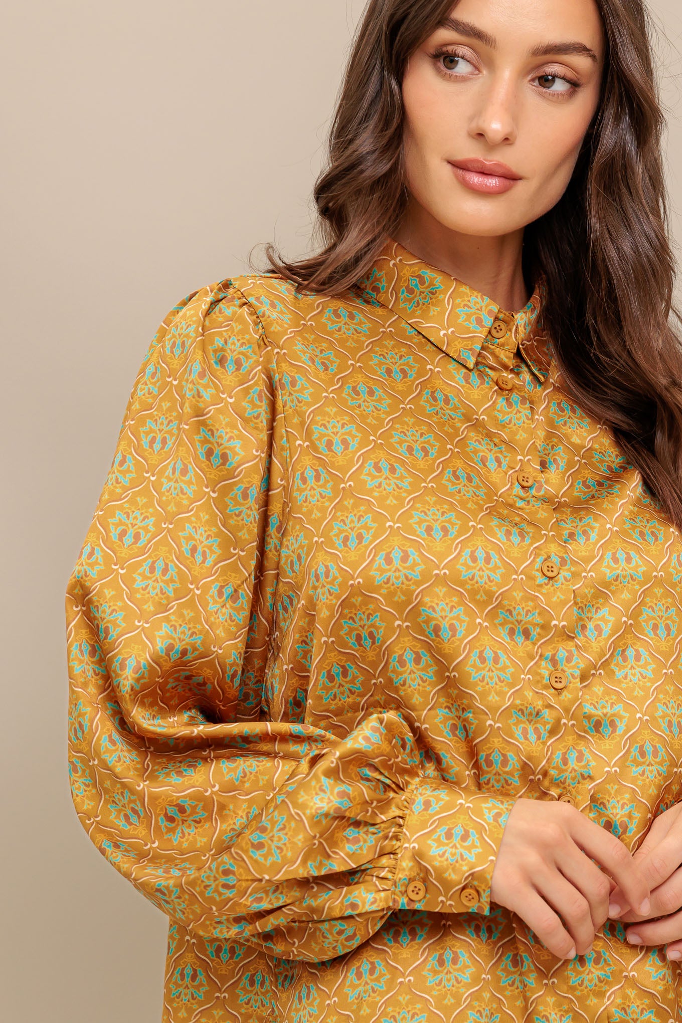 A printed woven top featuring collar, button down and long sleeve. Matching skort IP8023-T