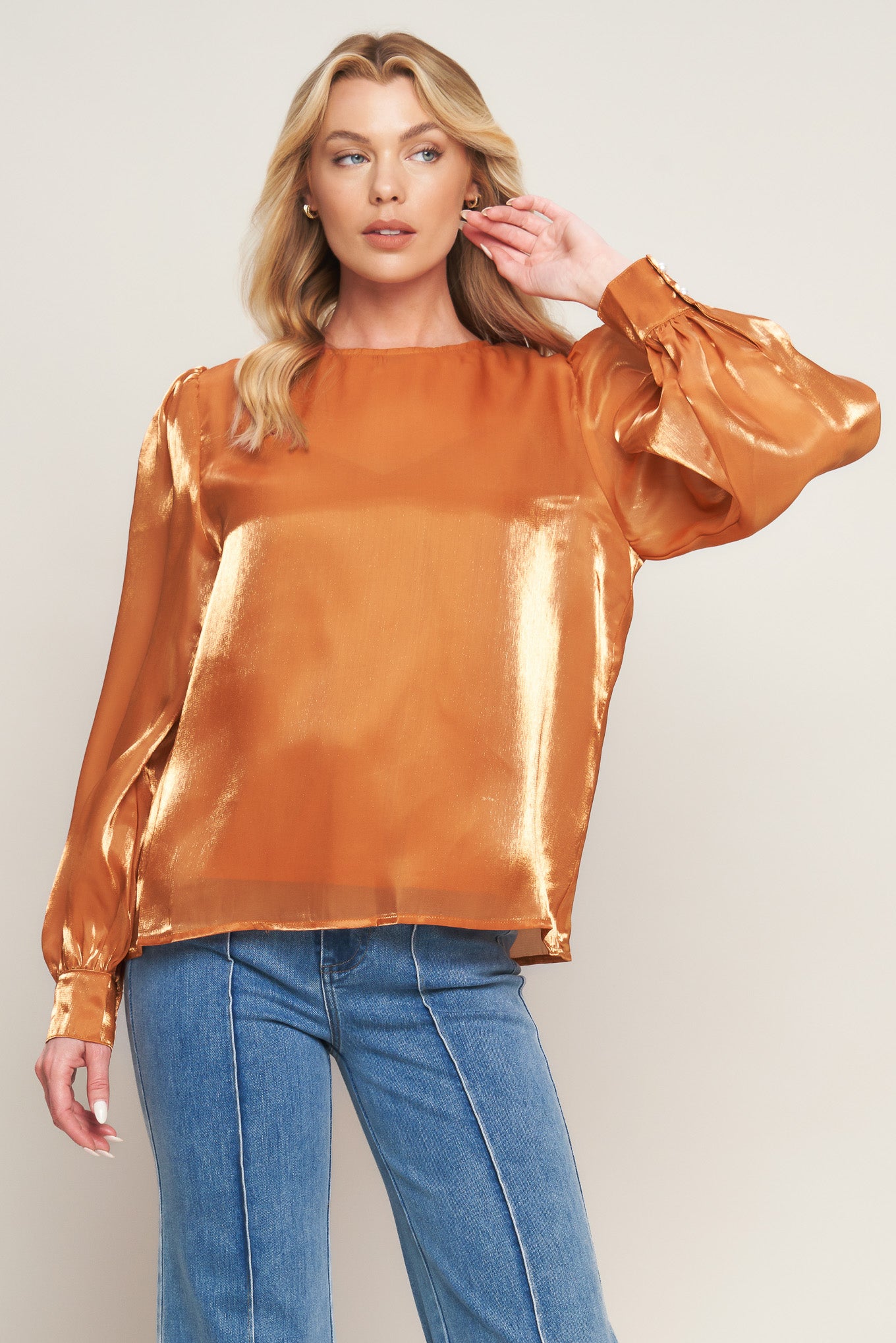 The OUTING LIGHT WOVEN TOP is perfect for everyday casual wear