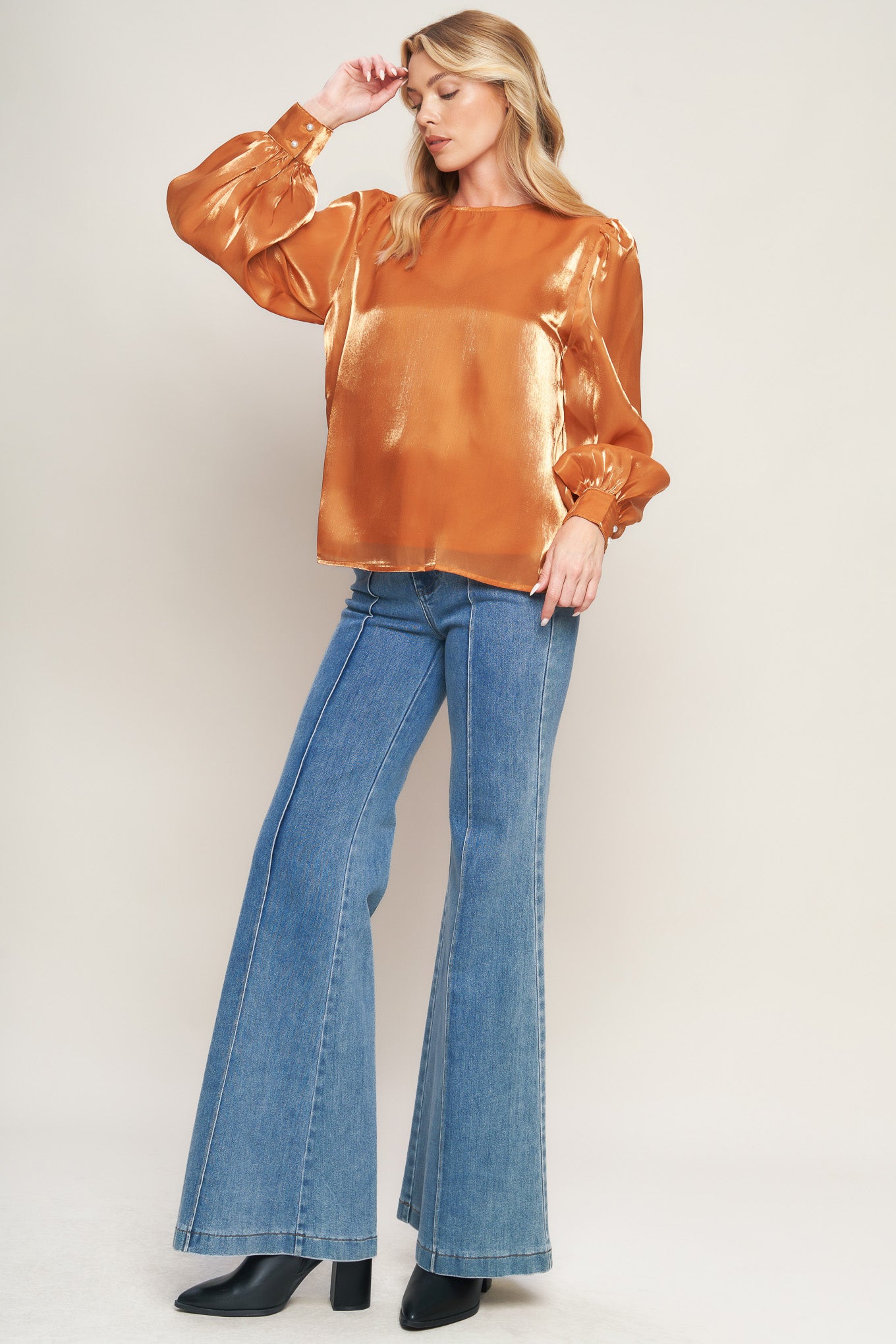 The OUTING LIGHT WOVEN TOP is perfect for everyday casual wear