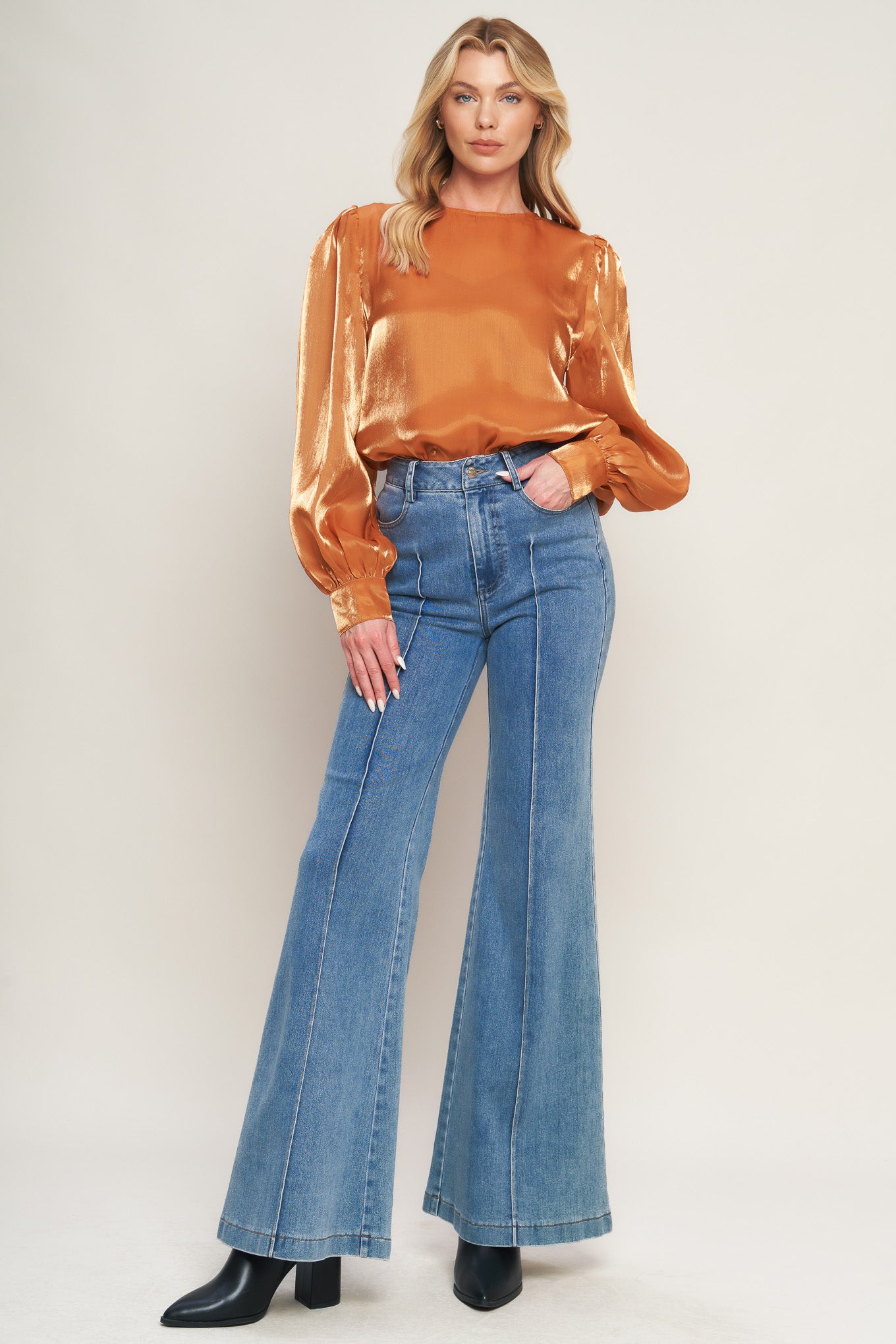 The OUTING LIGHT WOVEN TOP is perfect for everyday casual wear