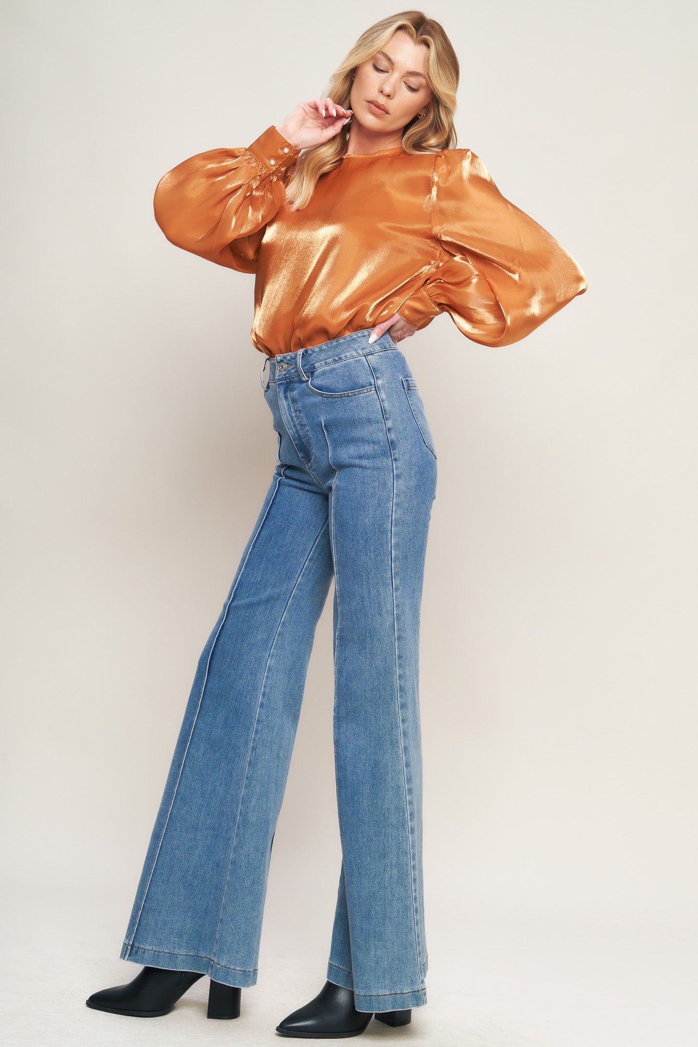 The OUTING LIGHT WOVEN TOP is perfect for everyday casual wear