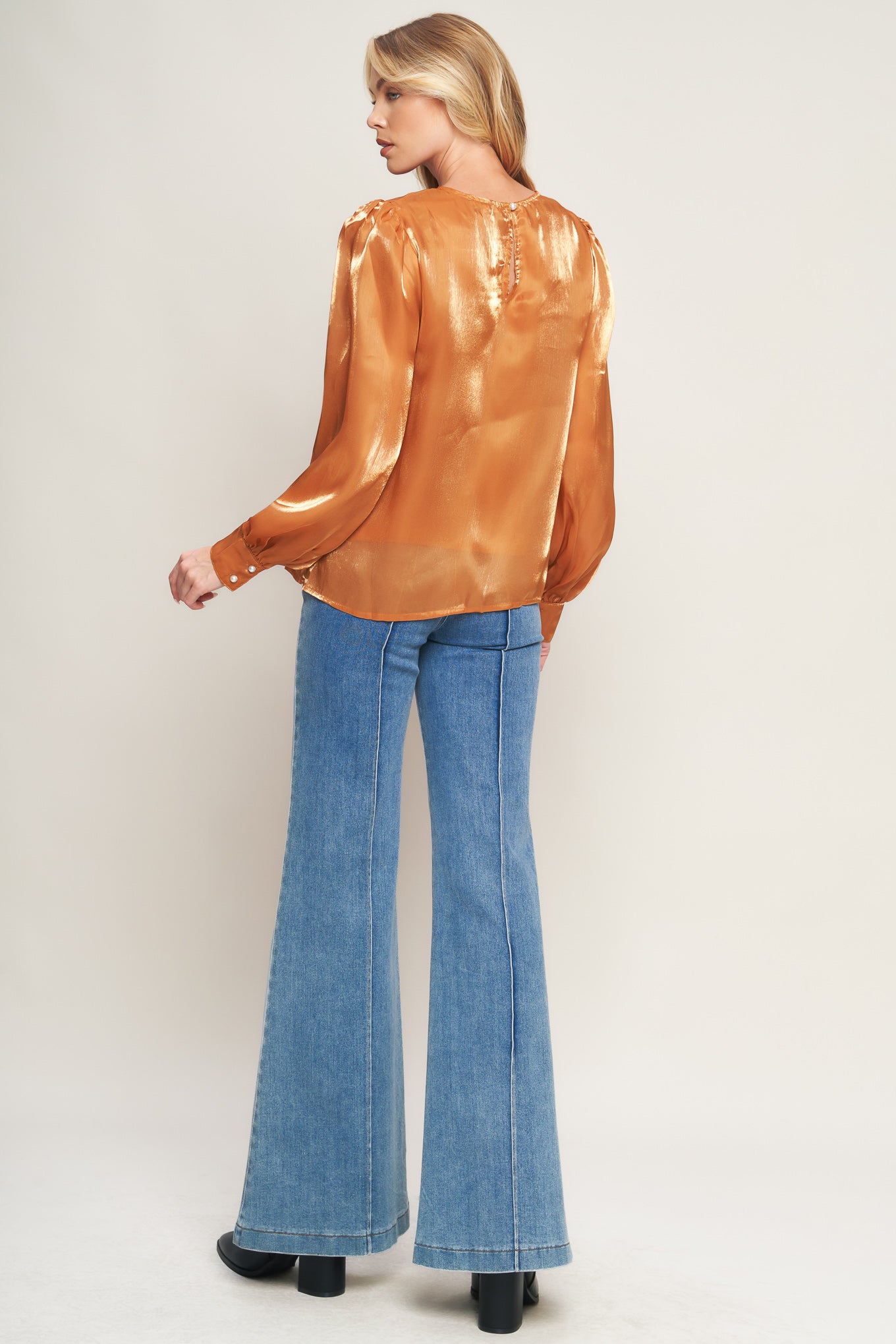 The OUTING LIGHT WOVEN TOP is perfect for everyday casual wear