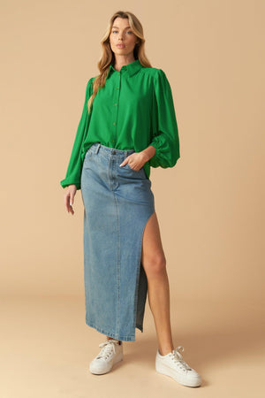 COMFORTABLE CHARM WOVEN TOP.